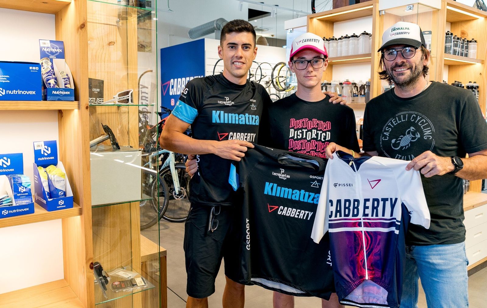 Leo P. Martínez y Carmelo Urbano, junto a Javier Zarzuela, gerente de Cabberty, recibiendo su maillot y material.