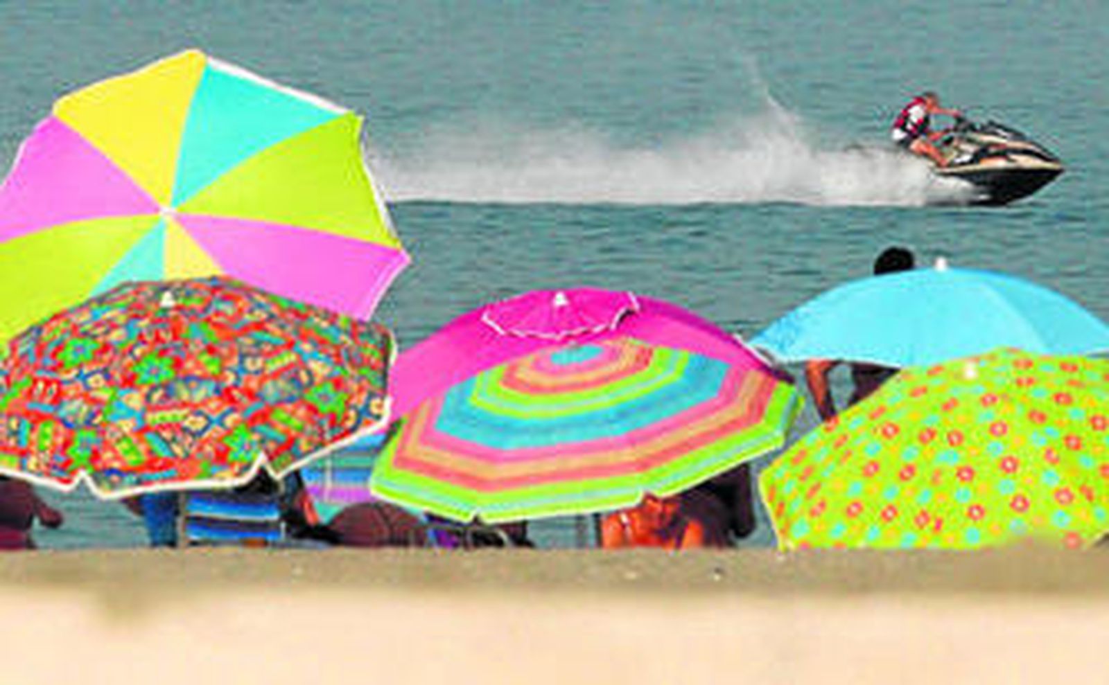 Una moto de agua invade la zona de baño, en una foto tomada ayer.