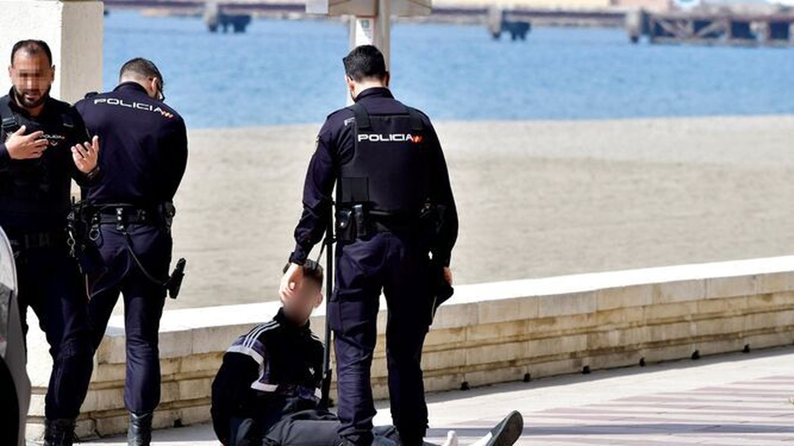 Policía Nacional de Almería durante una detención en el paseo marítimo.