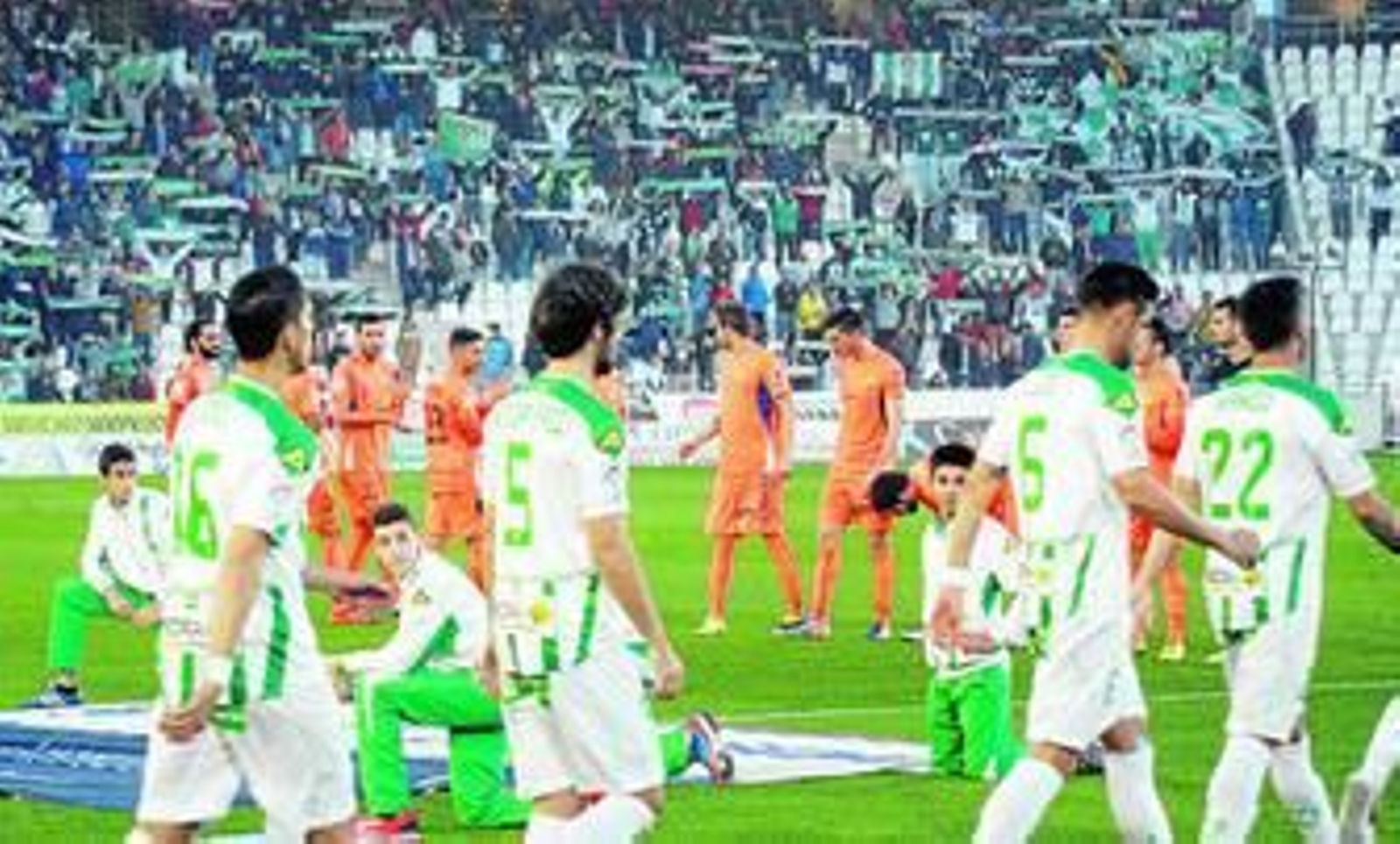 Los jugadores del Córdoba y de la Llagostera saltan al césped de El Arcángel el pasado sábado.