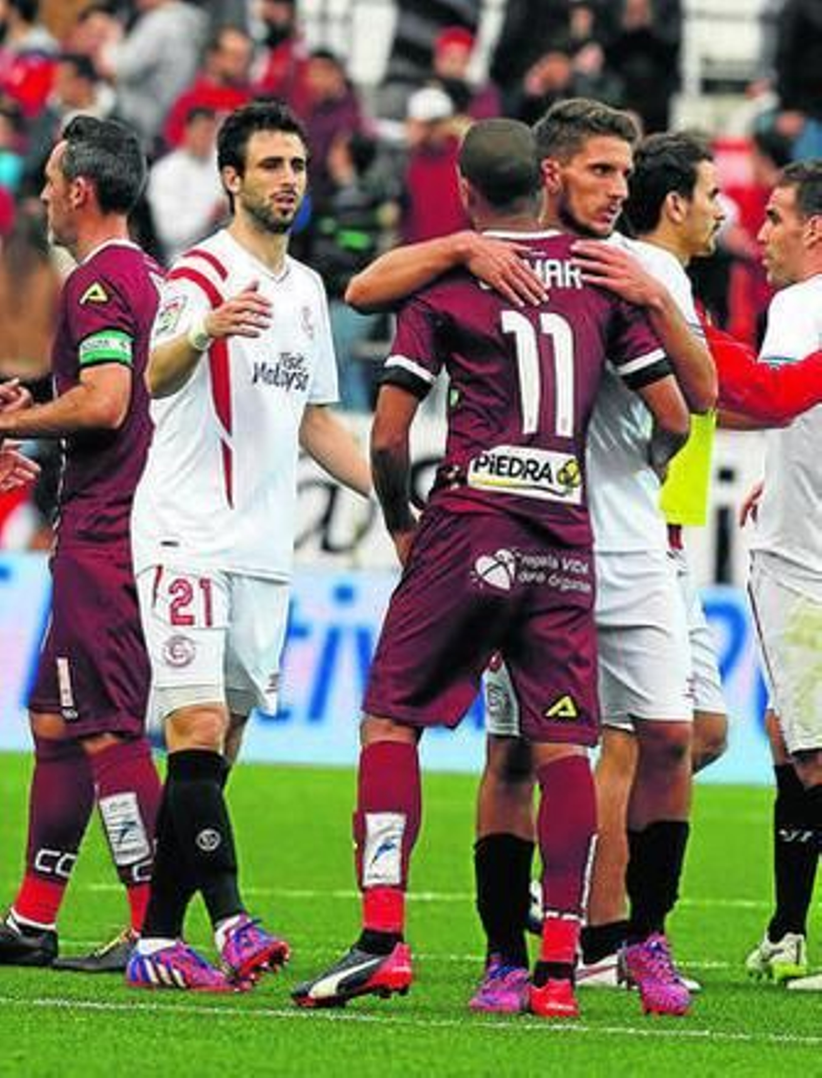 Pareja y Carriço saludan a Edimar tras el partido del domingo.