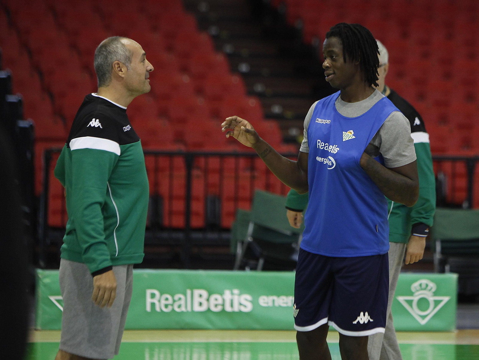 Bropleh conversa con Curro Segura durante una sesión de entrenamiento en San Pablo.