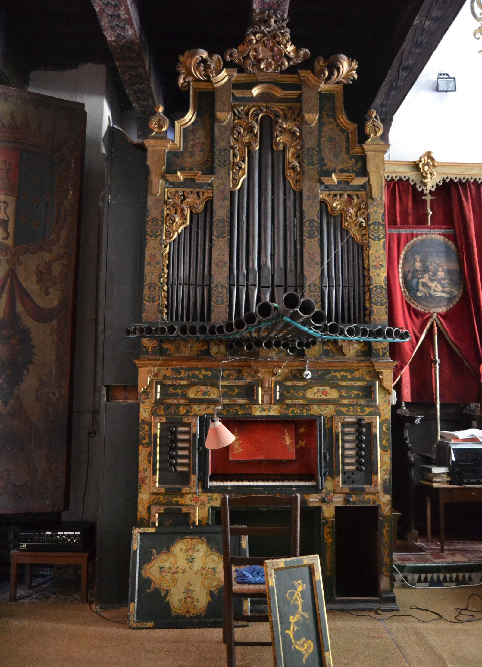 El célebre órgano de Santa Inés, que ayer comenzó a ser desmontado.