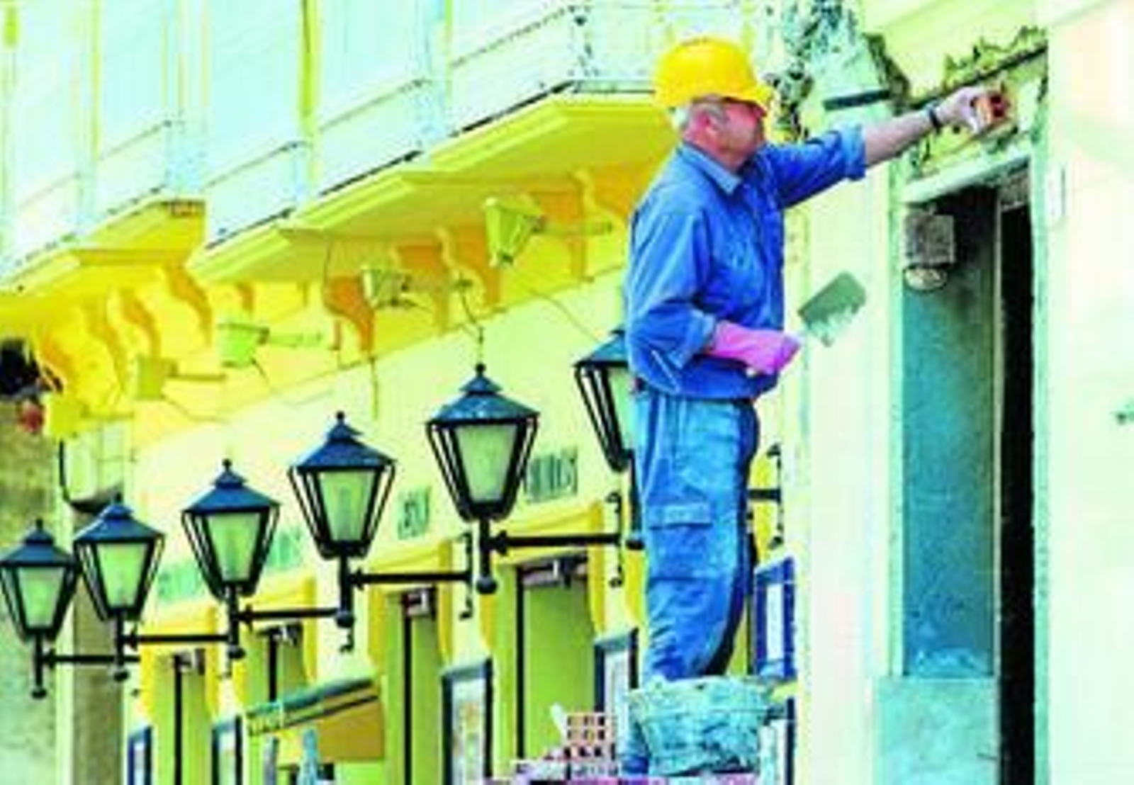 Un albañil repara una fachada.