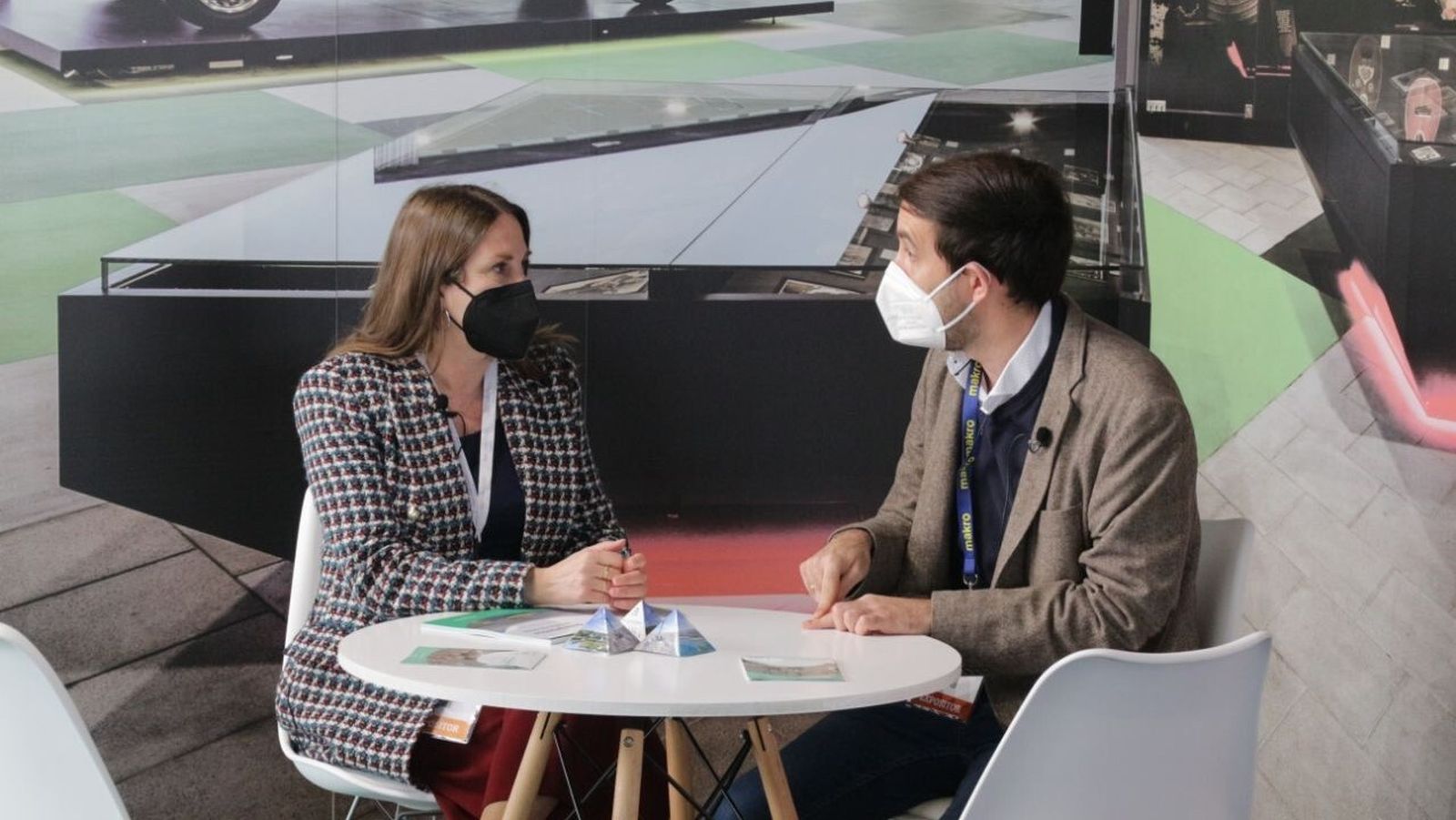 La concejala de Turismo, Regla Moreno, reunida con el responsable de Asirtec, Juan Antonio Parra, en la feria Cádiz Bienmesabe.