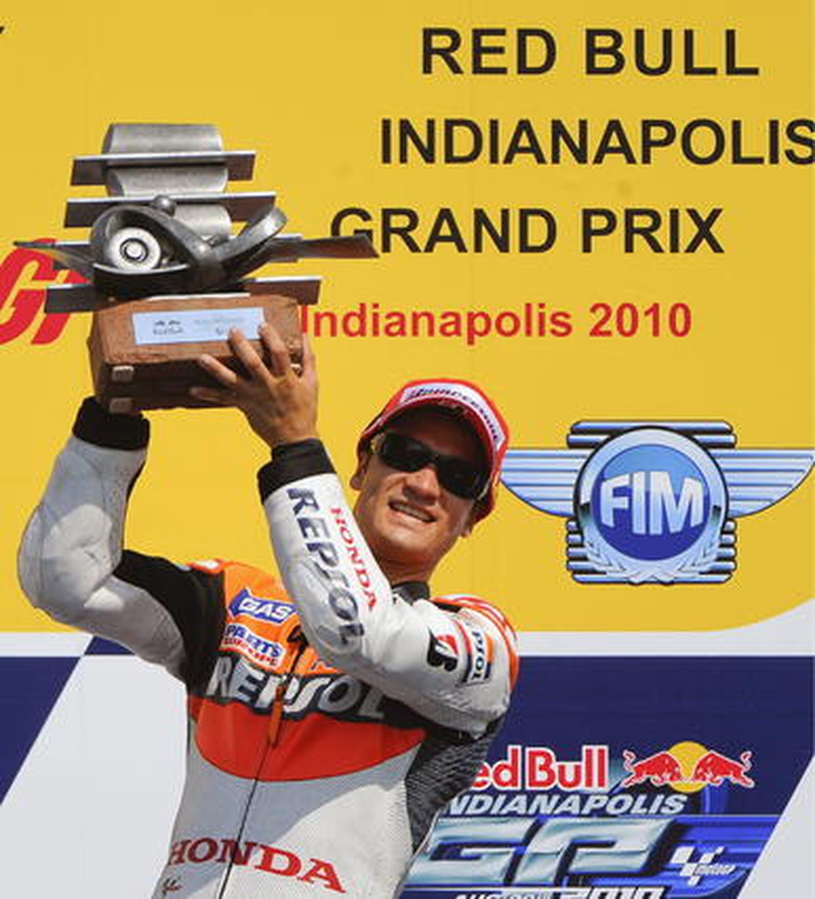Pedrosa levanta el trofeo como ganador del Gran Premio de Indianápolis.

Foto: EFE