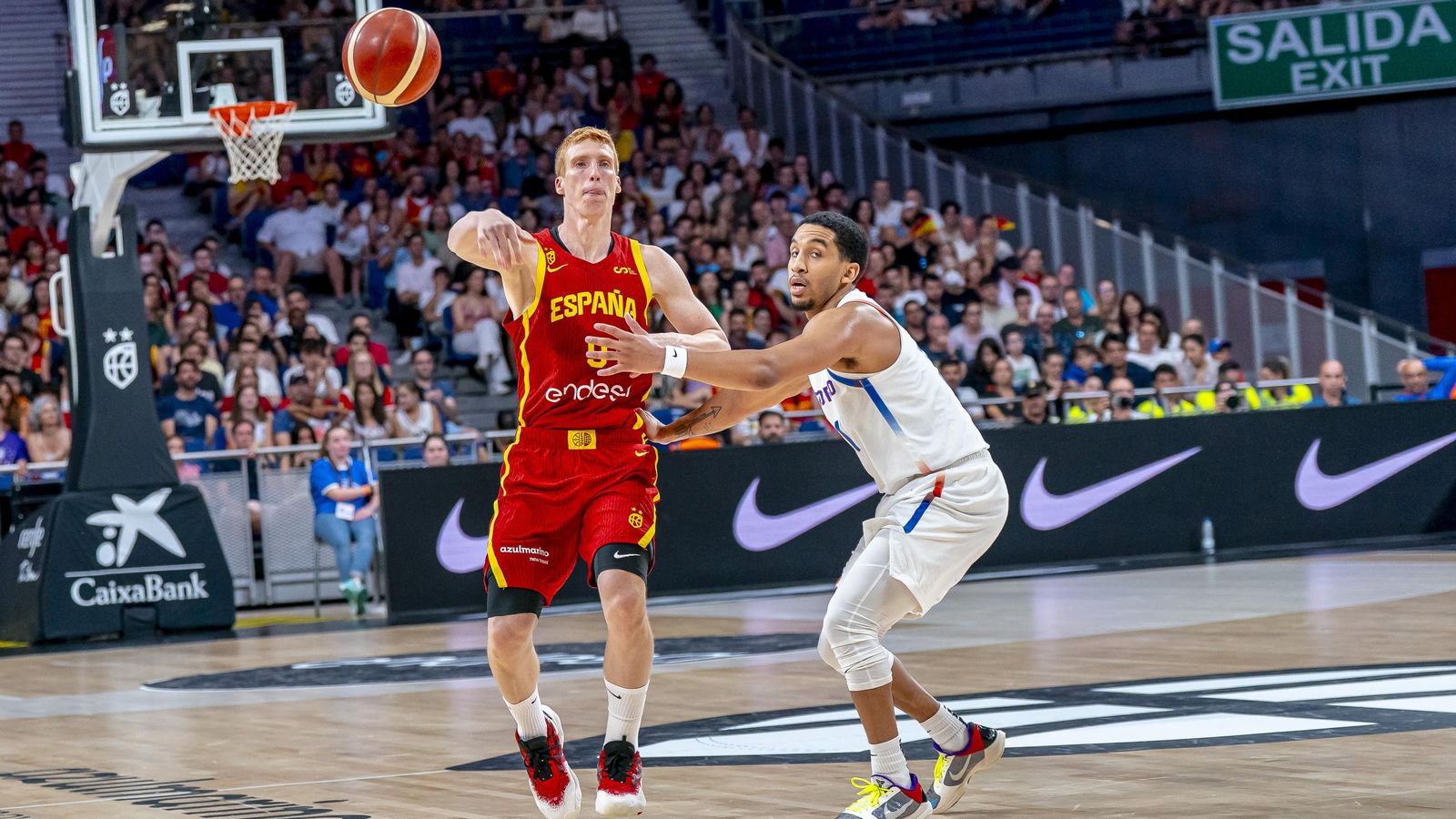 Alberto Díaz da un pase.