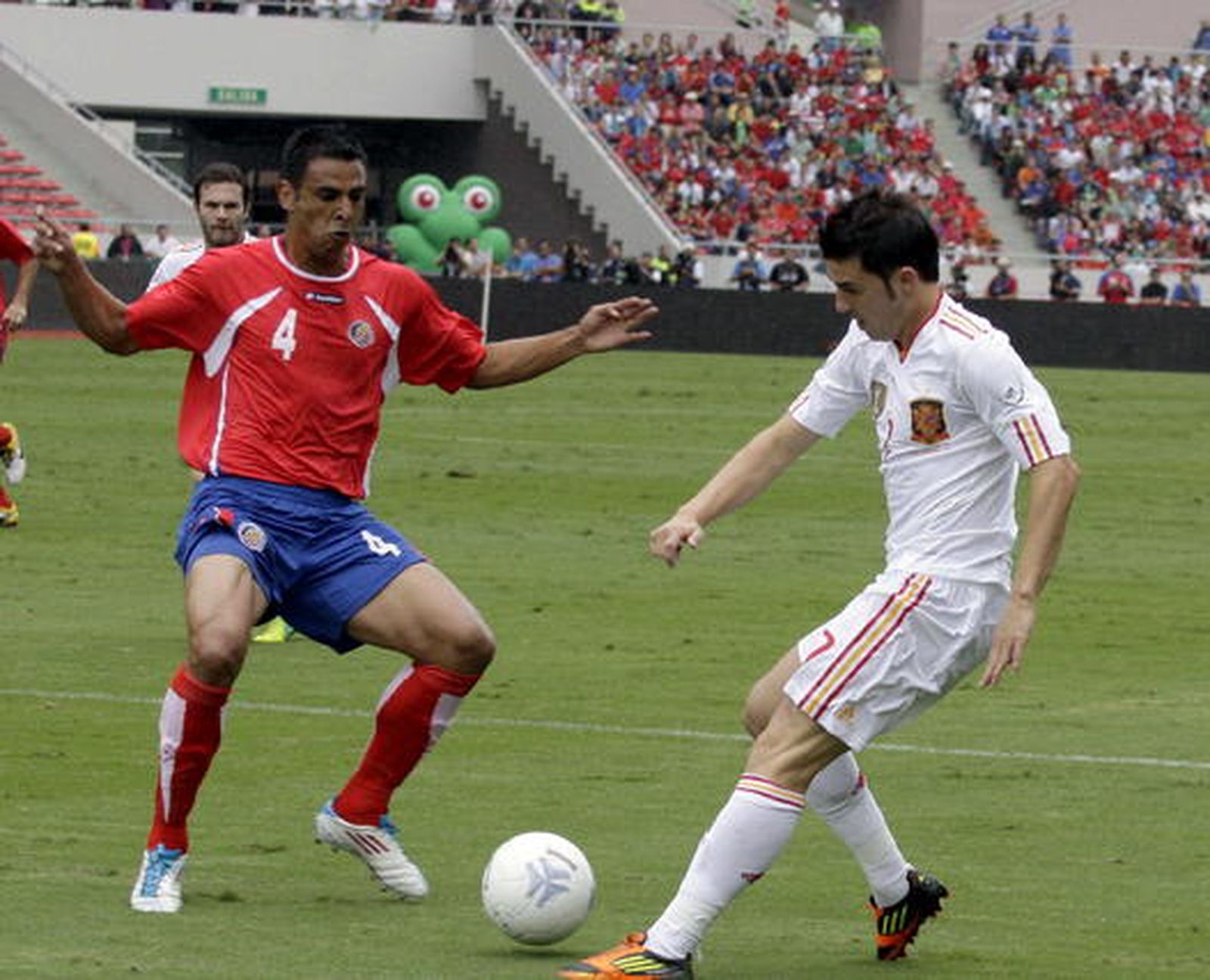 Un gol en el descuento de Villa salvó el empate de la selección española tras tener que remontar dos goles después de un desastroso primer tiempo.

Foto: efe
