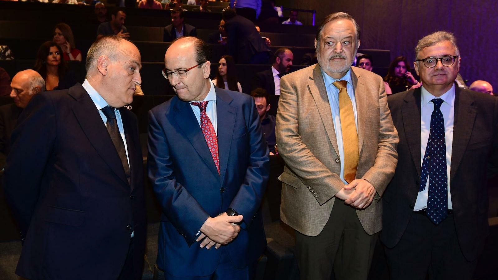 Javier Tebas y José Castro dialogan en la gala de Radio Sevilla ante Eduardo Herrera.