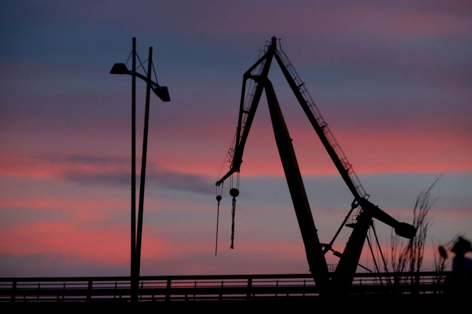 Imágenes del puente del Odiel a oscuras