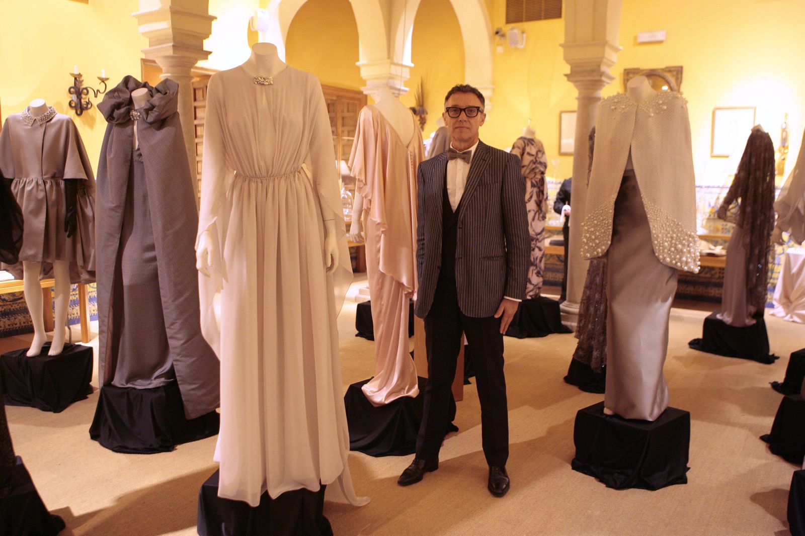 El diseñador Fernando Claro posa junto a sus creaciones.