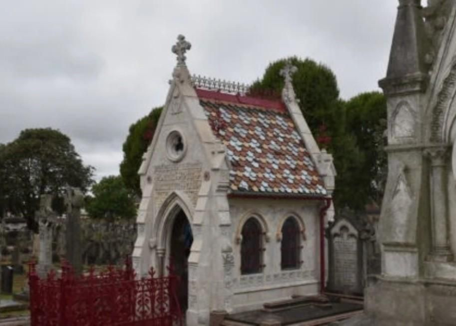 Vista exterior del mausoleo restaurado.