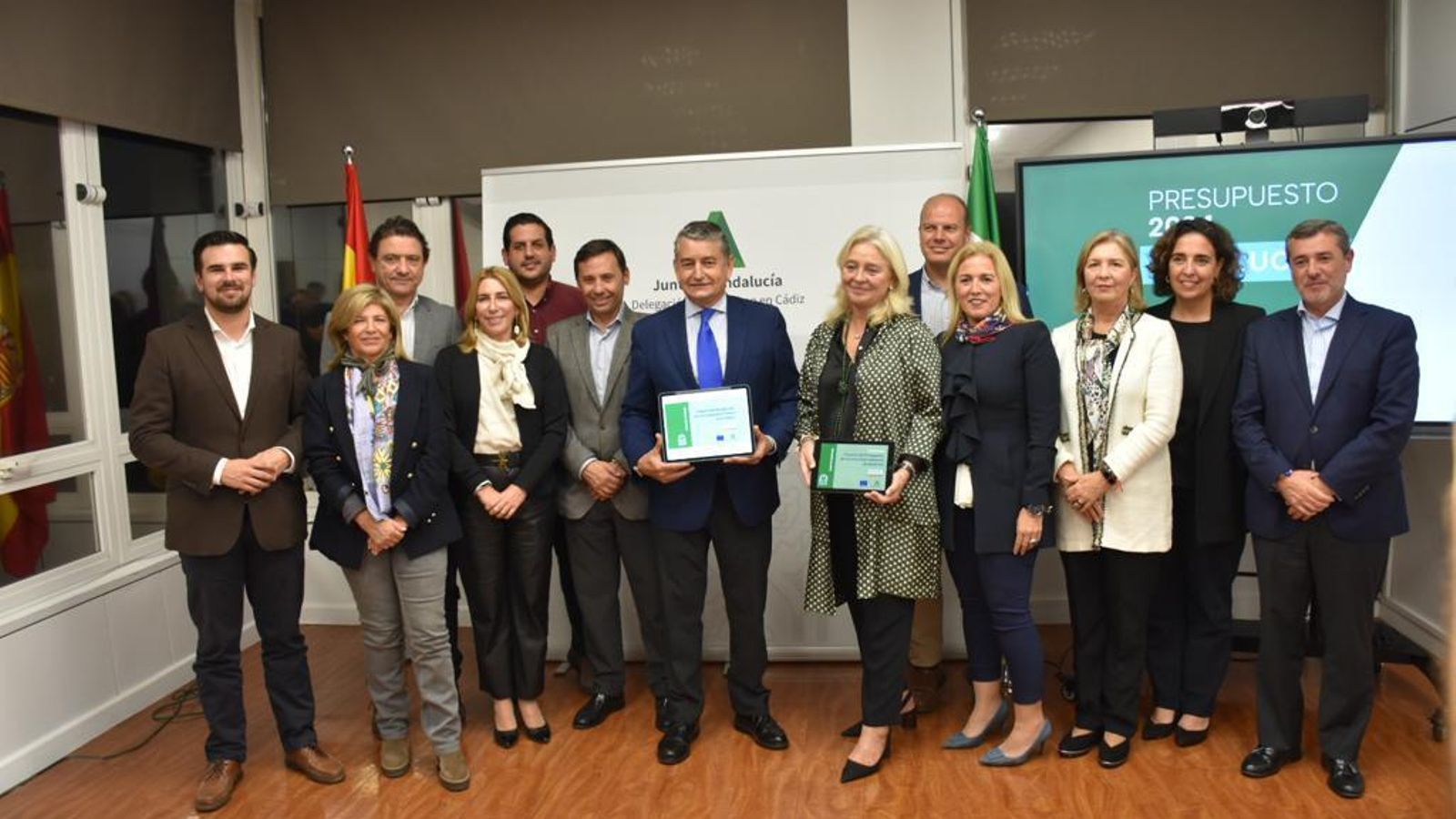 Sanz junto a Colombo y el resto de delegados territoriales de la Junta en la provincia.