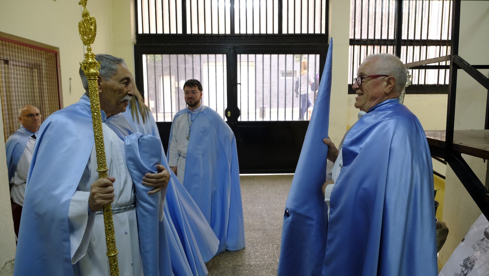 La Procesión de Los Ángeles de sobrepuso a la lluvia, en imágenes