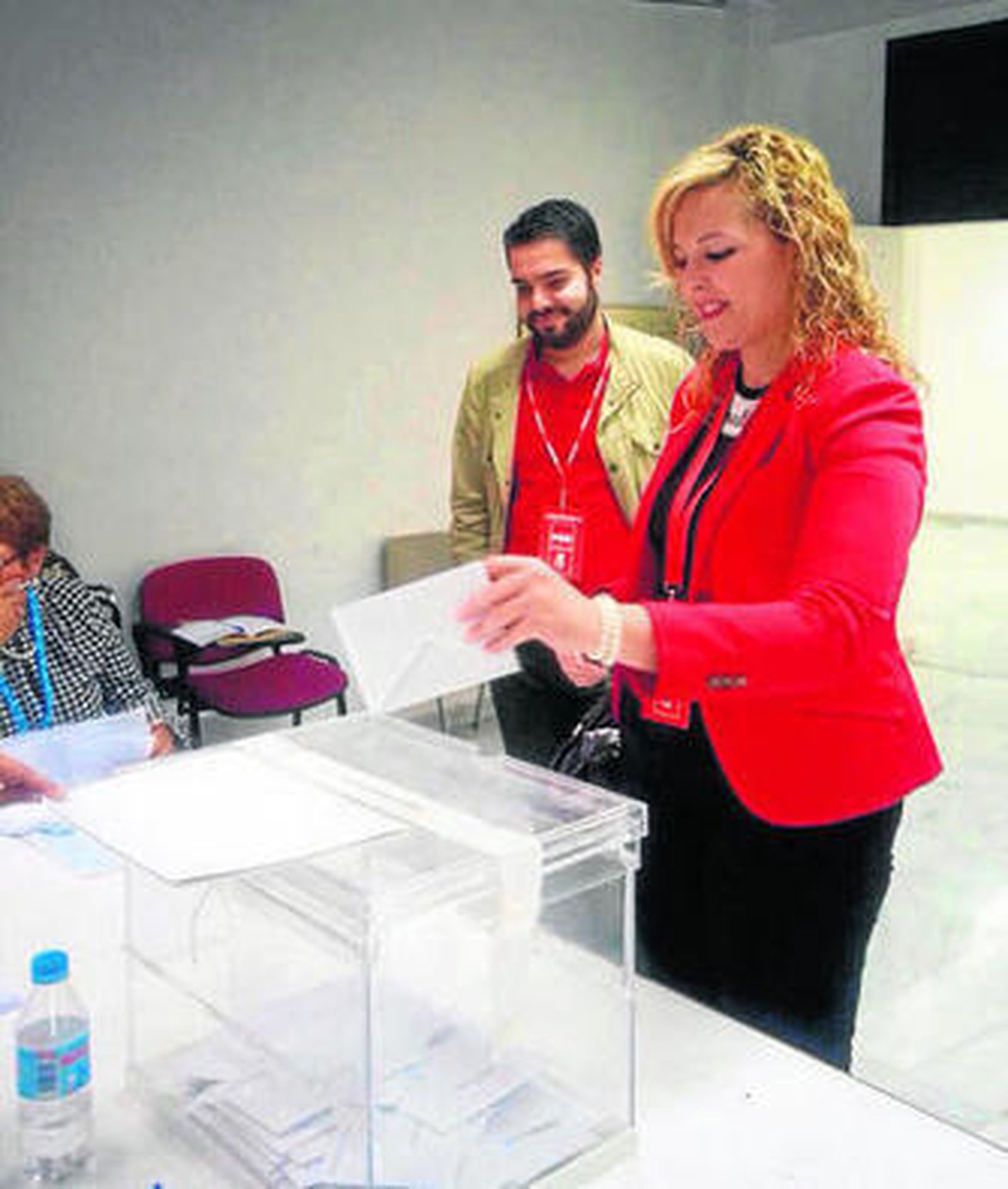 La candidata por el PSOE de Adra, Teresa Piqueras, votando.