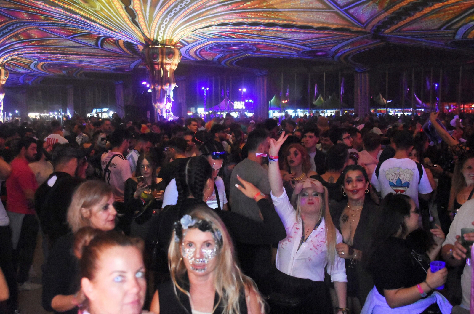 El festival Elrow reúne en Córdoba a miles de personas, en imágenes