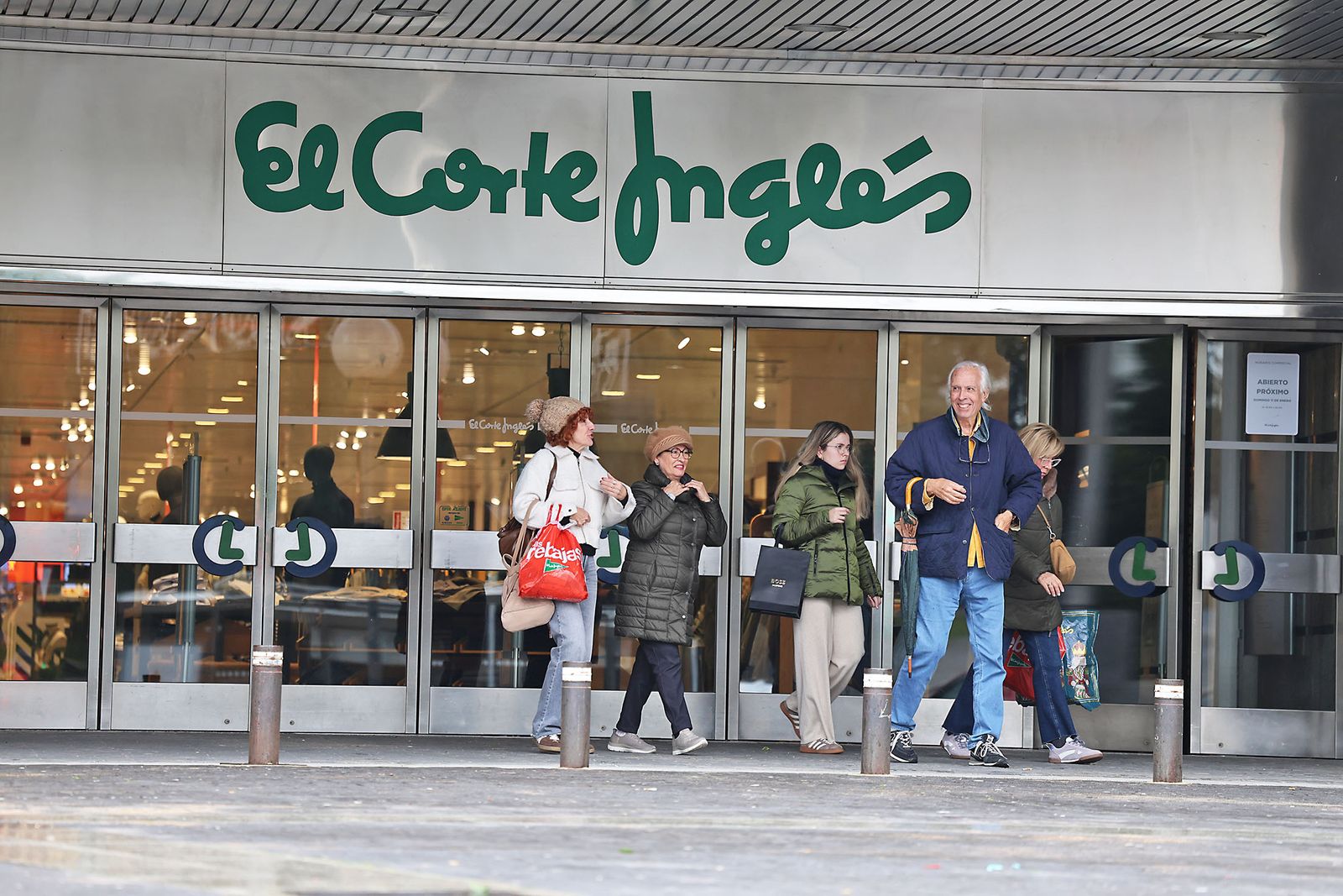 Las fotos del primer día de rebajas en El Corte Inglés de Huelva: frío, colas y descuentos
