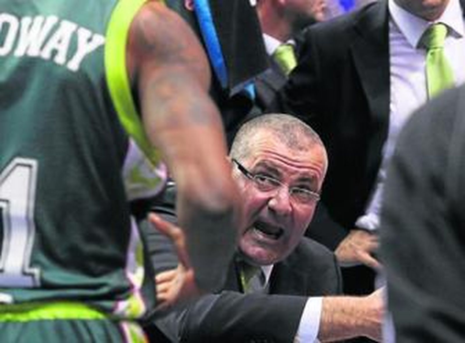 Los jugadores y Repesa hacen piña, el domingo pasado, en un tiempo muerto ante el Cajasol.