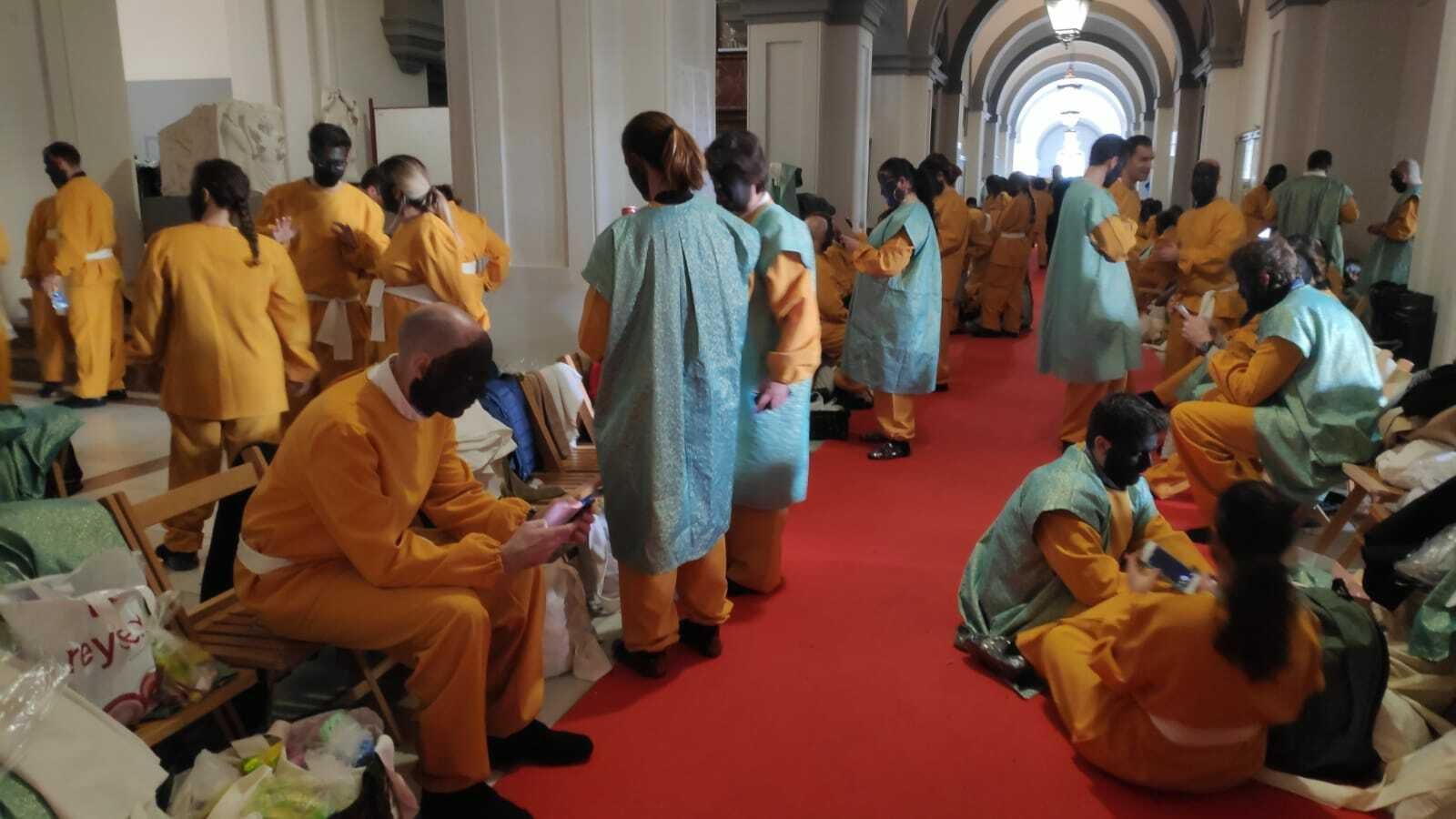 Los beduinos comienzan a vestirse.