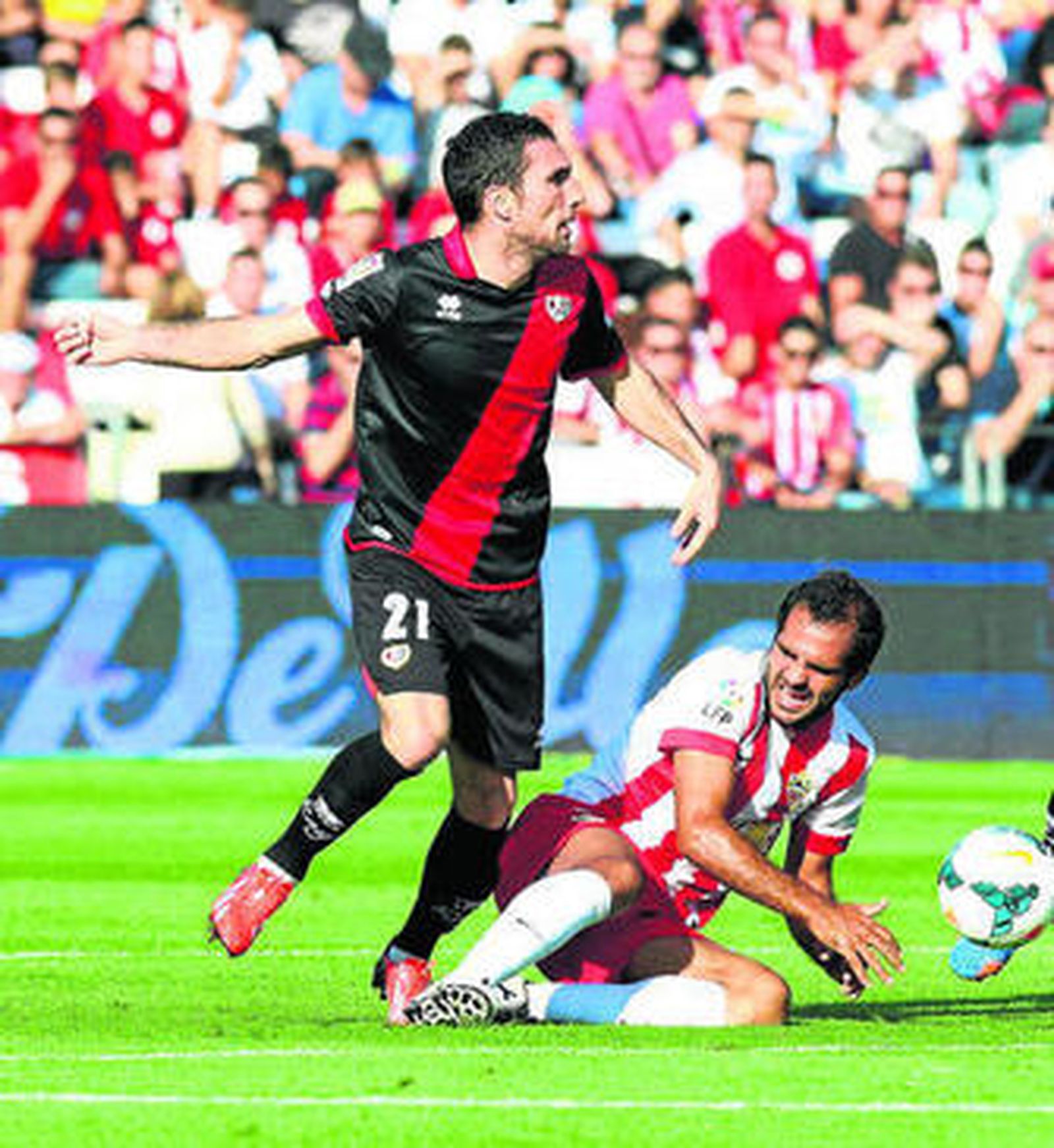Verza trata de obstaculizar la salida de balón de Arbilla.