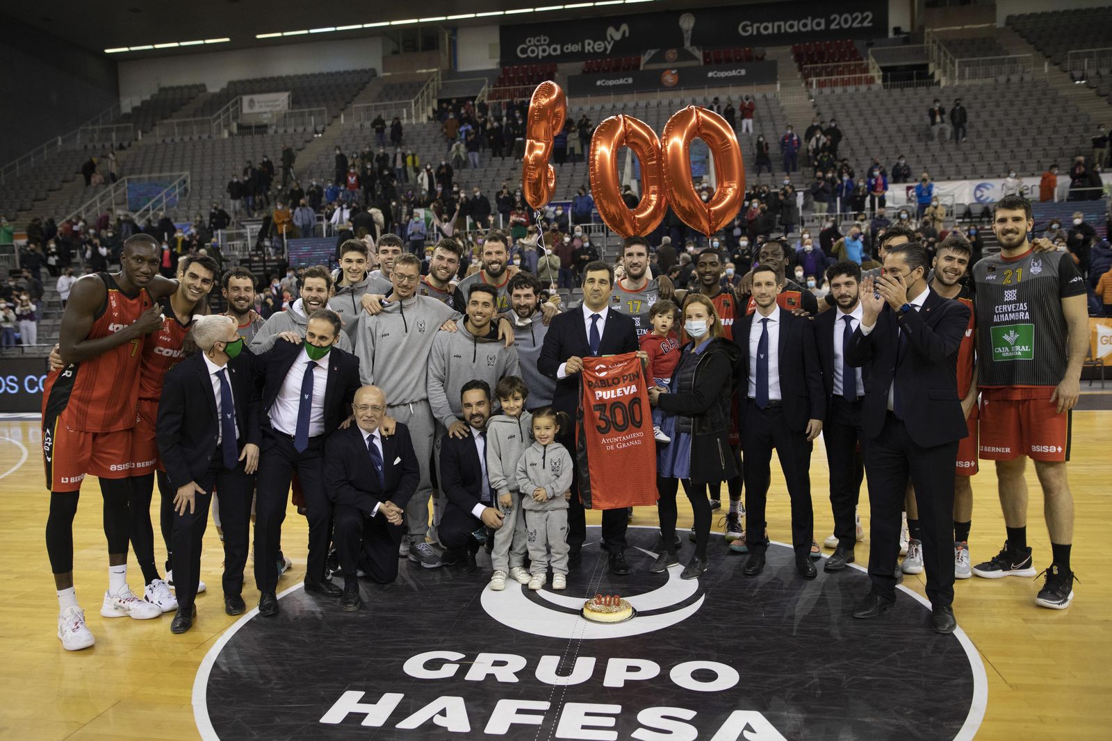 Pablo Pin cumplió 300 partidos como técnico del Covirán y celebró el triunfo con sus jugadores y la familia.