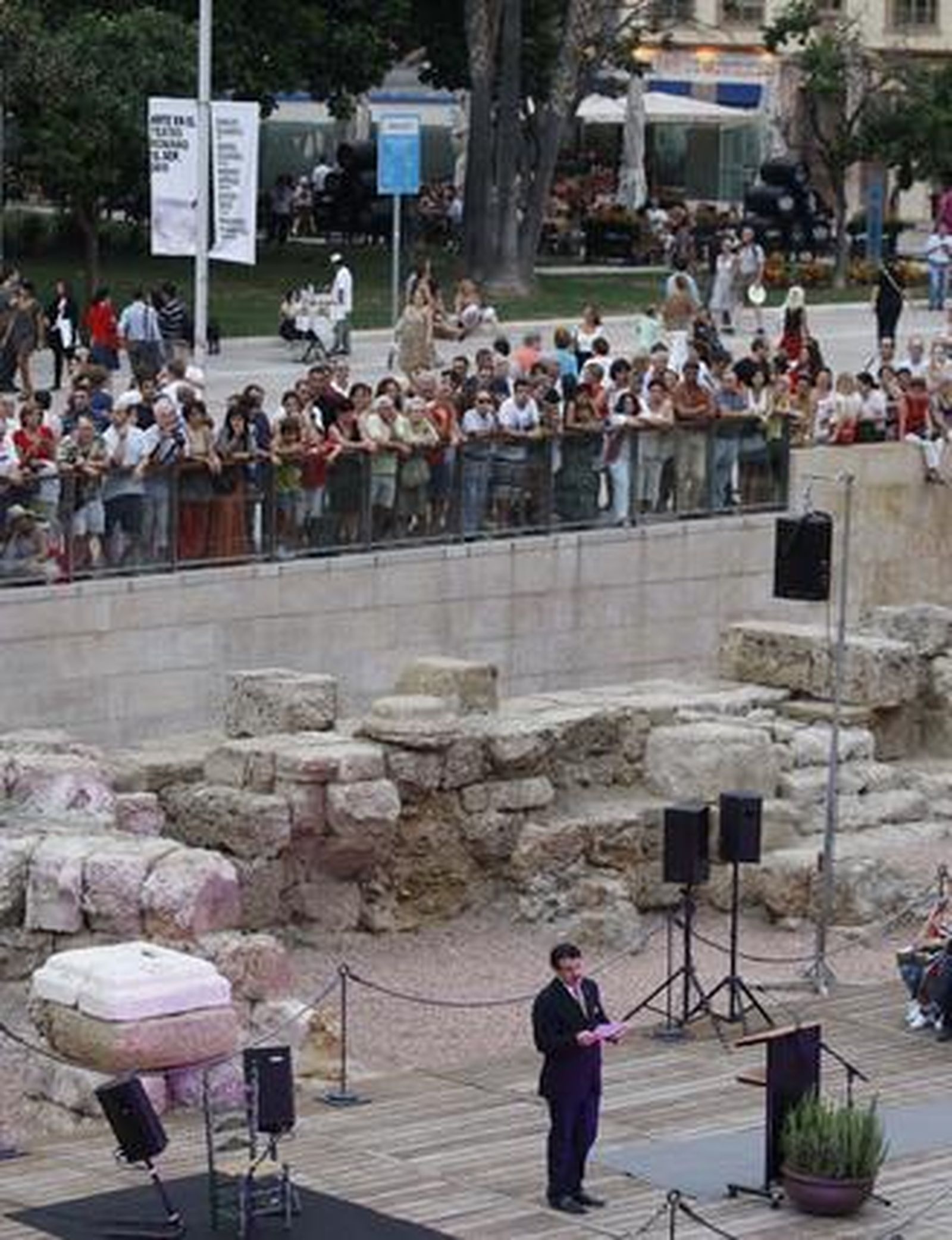 Las gradas del coliseo estrenaron aforo ante unos 400 invitados a un acto simbólico como la guitarra de Daniel Casares y el predicado de Carlos Álvarez como reclamo

Foto: Sergio Camacho
