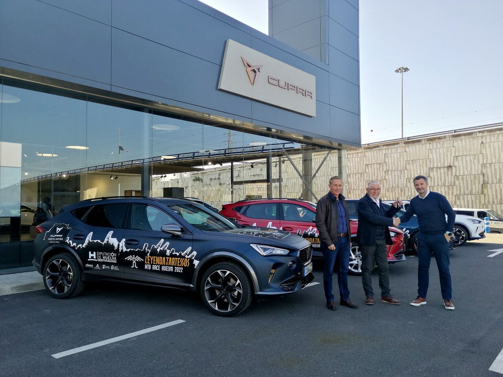 Luis Cegarra, Jesús Sánchez y David Robles, durante la entrega de llaves de los vehículos.