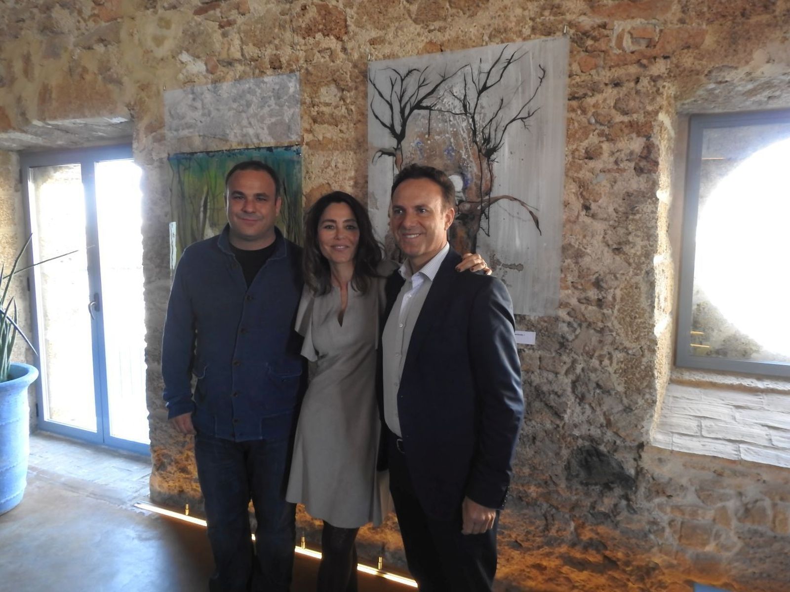 La pintora, junto al alcalde portuense y Ángel León, durante la inauguración de la muestra.