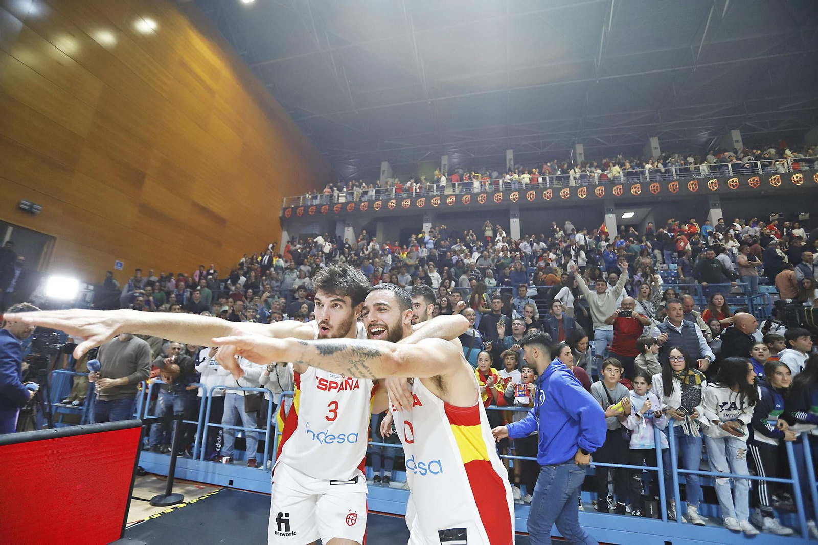 Imágenes de la celebración de la selección Española de baloncesto por certificar su pase con una victoria ante Paises Bajos Imágenes de la celebración de la selección Española de baloncesto por certificar su pase con una victoria ante Paises Bajos