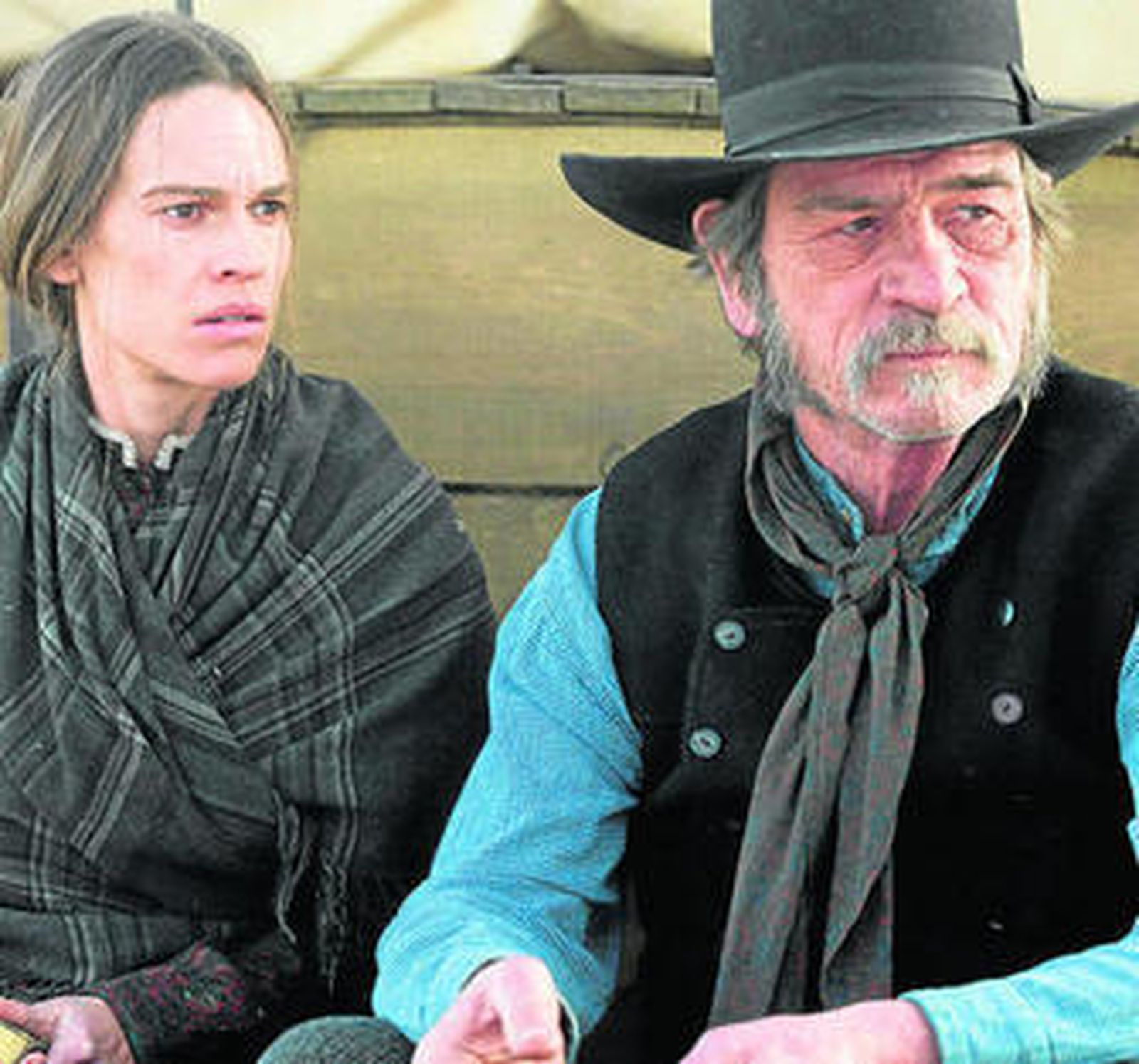 Hilary Swank y Tommy Lee Jones, en una escena de 'Deuda de honor'.