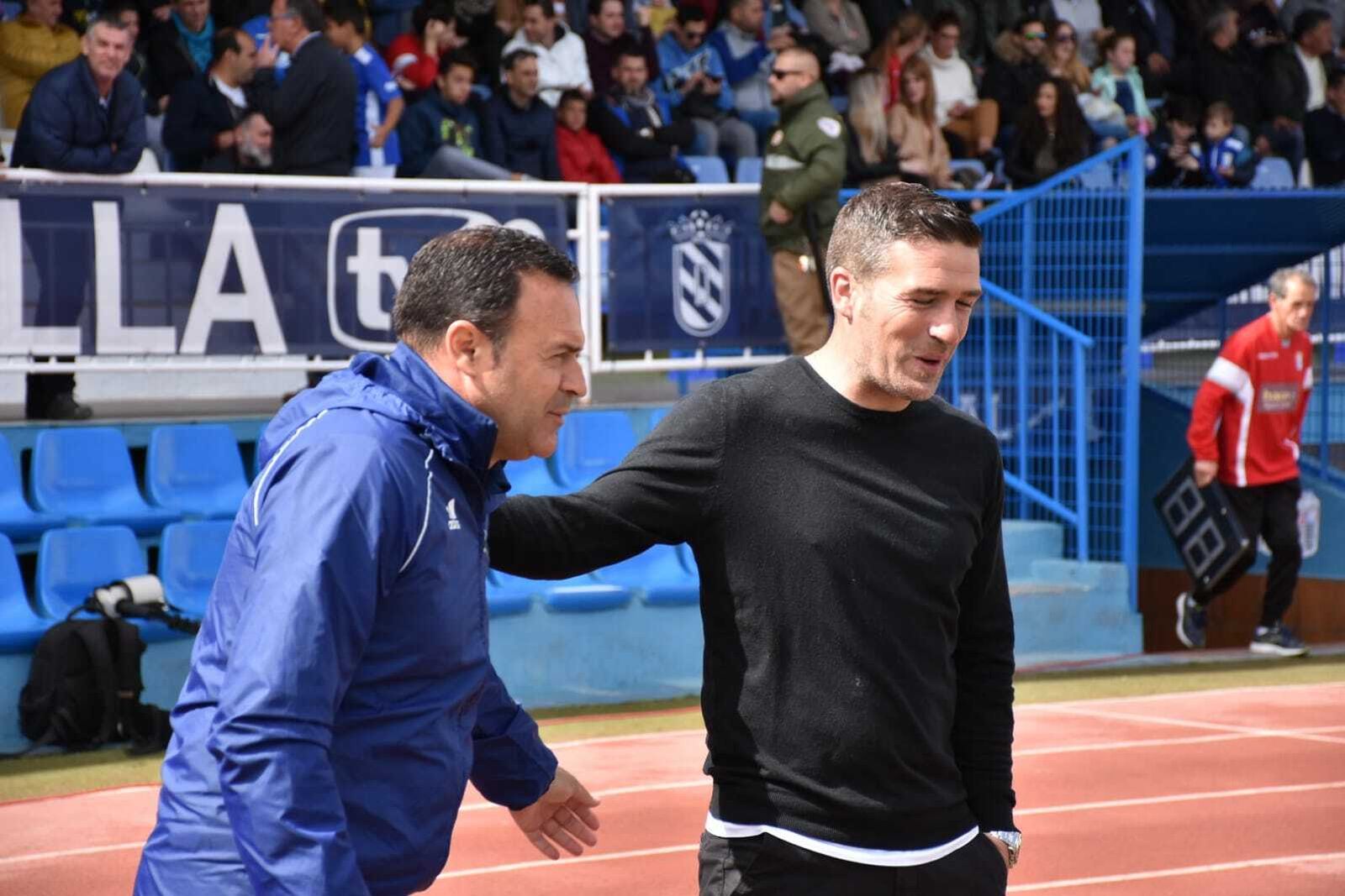 Salmerón saluda a Luis Carrión antes del inicio del encuentro.