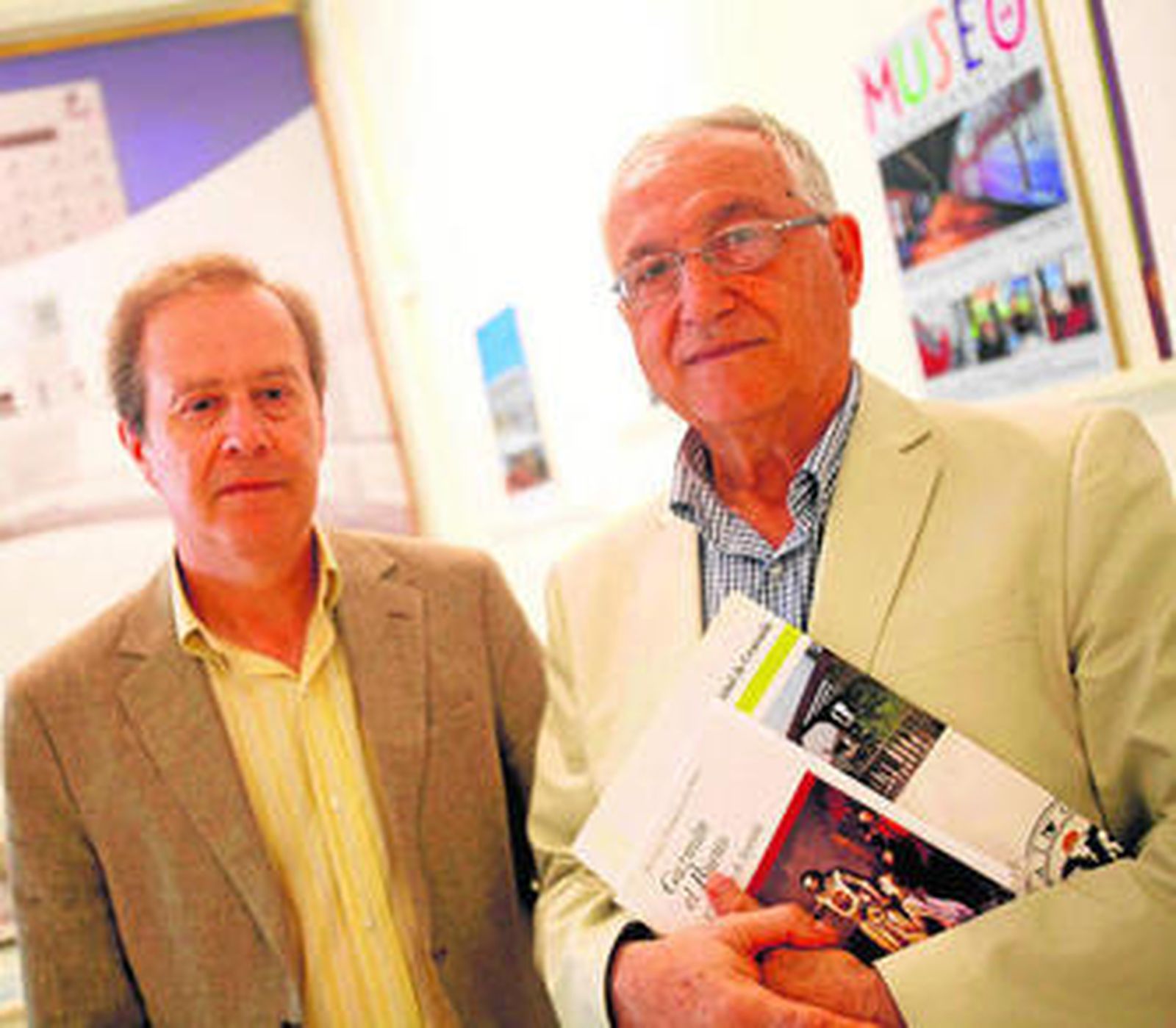 Antonio Torremocha, en primer término, ayer, en la presentación de su libro.