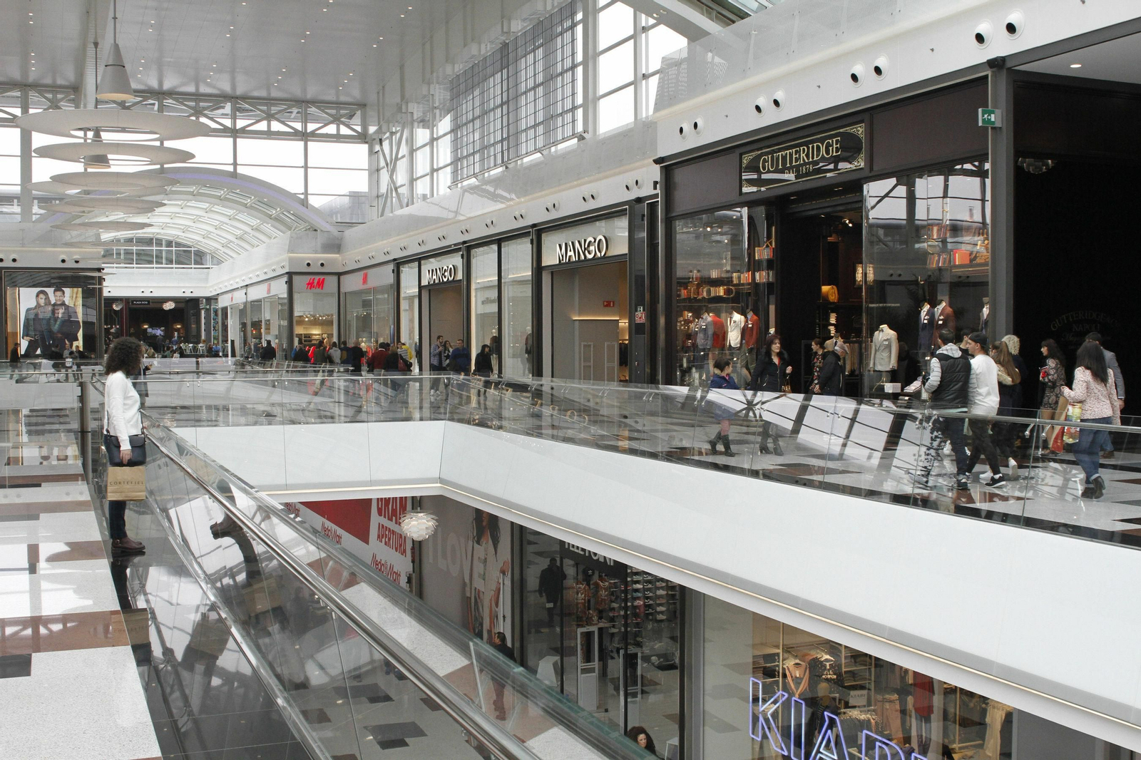 Interior del centro comercial Nevada Shopping