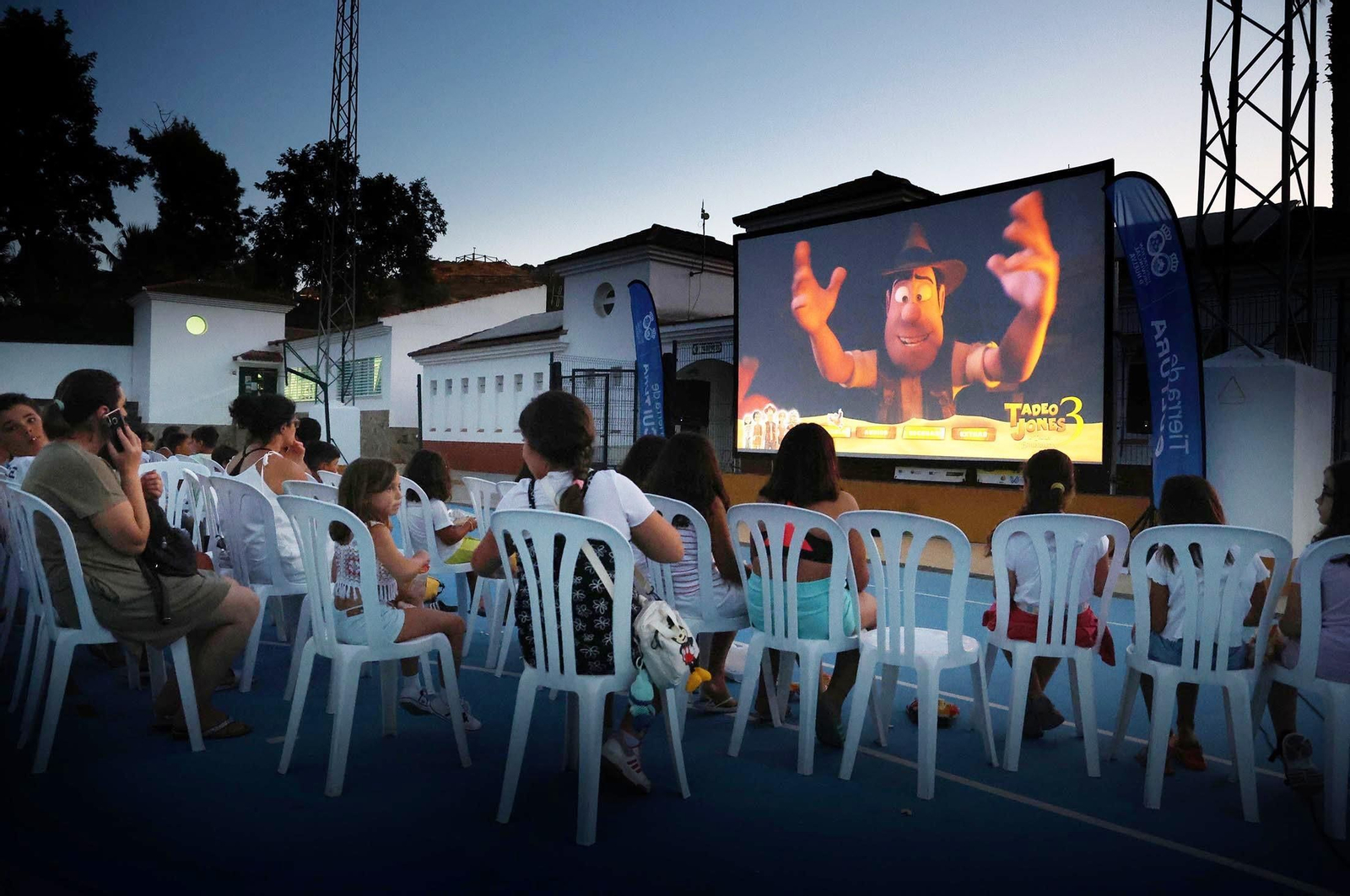Vecinos de El Almendro disfrutando del cine al aire libre el pasado martes.
