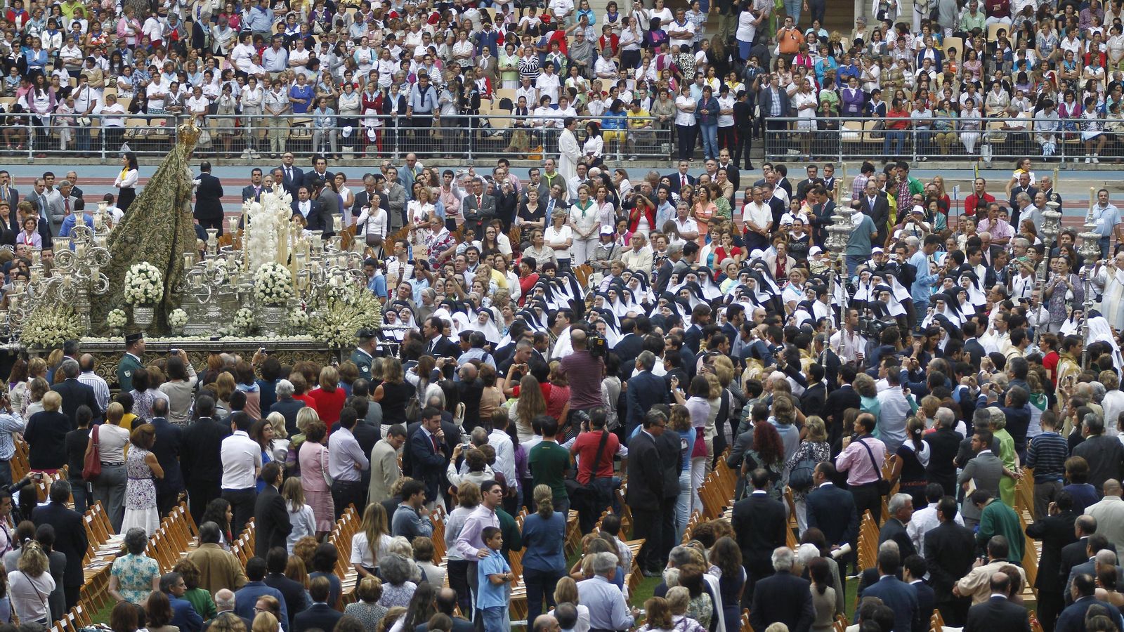 La Virgen de la Esperanza Macarena , en el Estadio de la Cartuja, rodeada por la multitud.