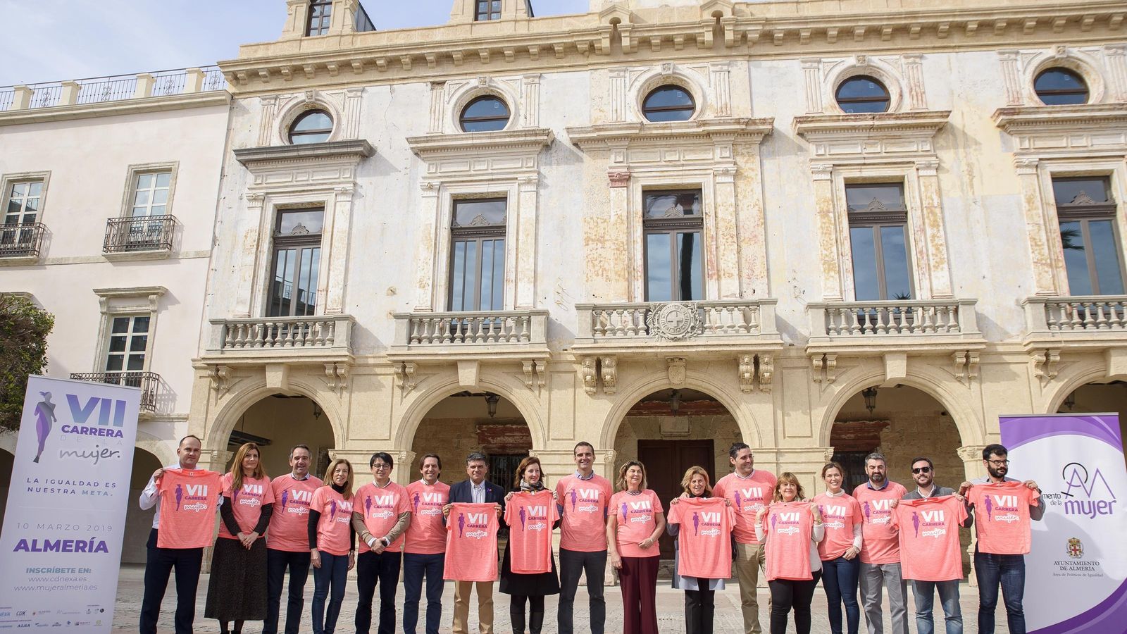 Foto de familia con las concejalas del equipo de gobierno y de la oposición