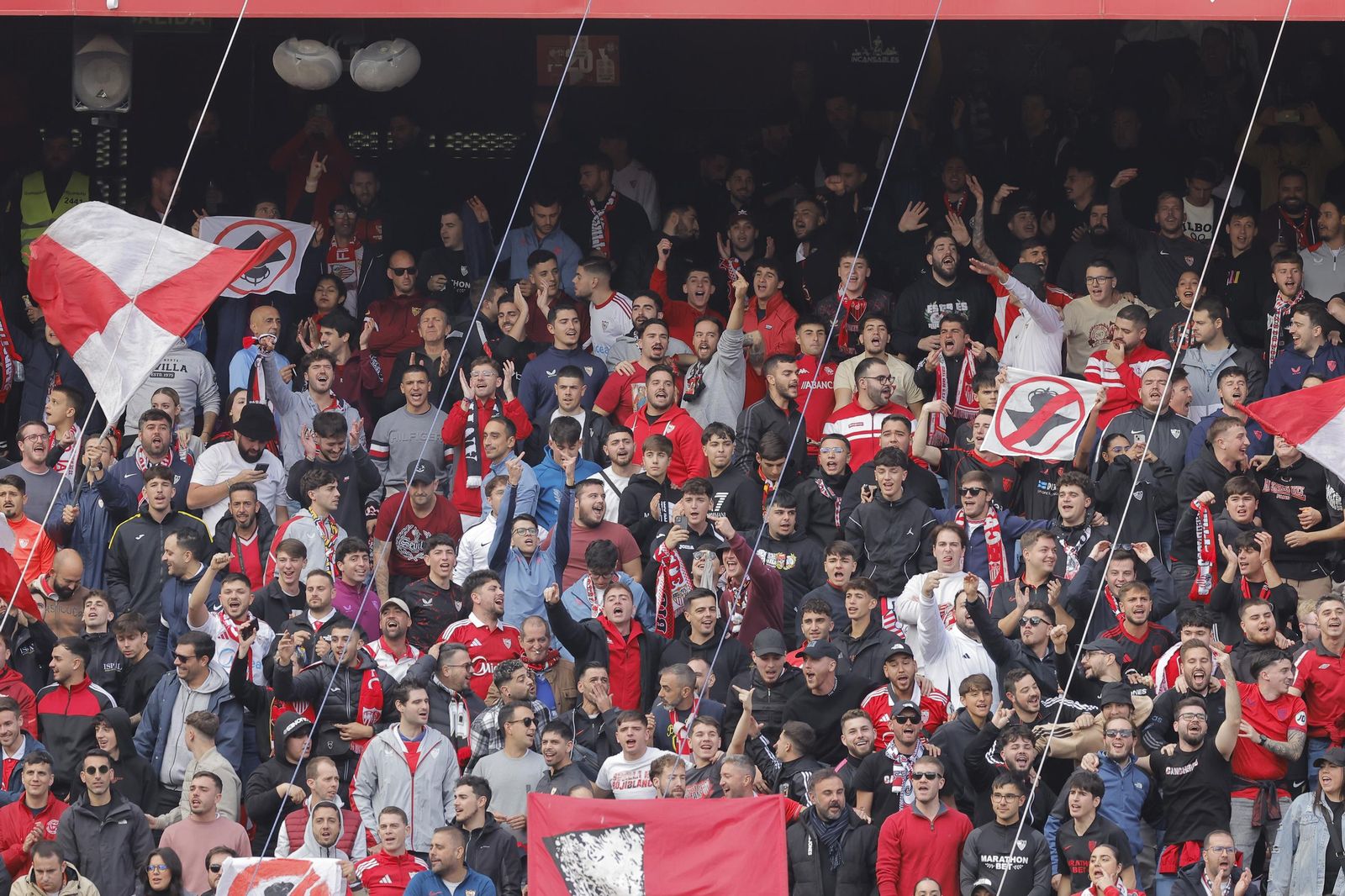Búscate en las fotos del Sevilla -Betis