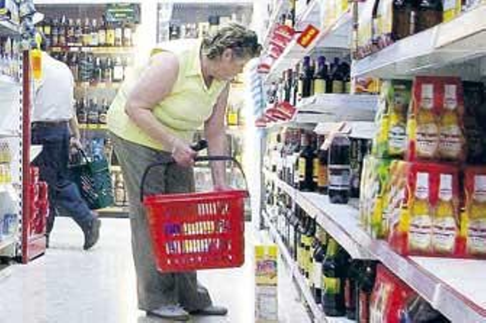 Una mujer hace la compra en un establecimiento de Cádiz. /Joaquín Hernández Kiki