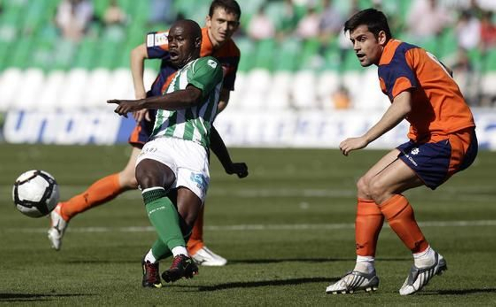 El Betis pierde en el Ruiz de Lopera ante el Girona. / Antonio Pizarro