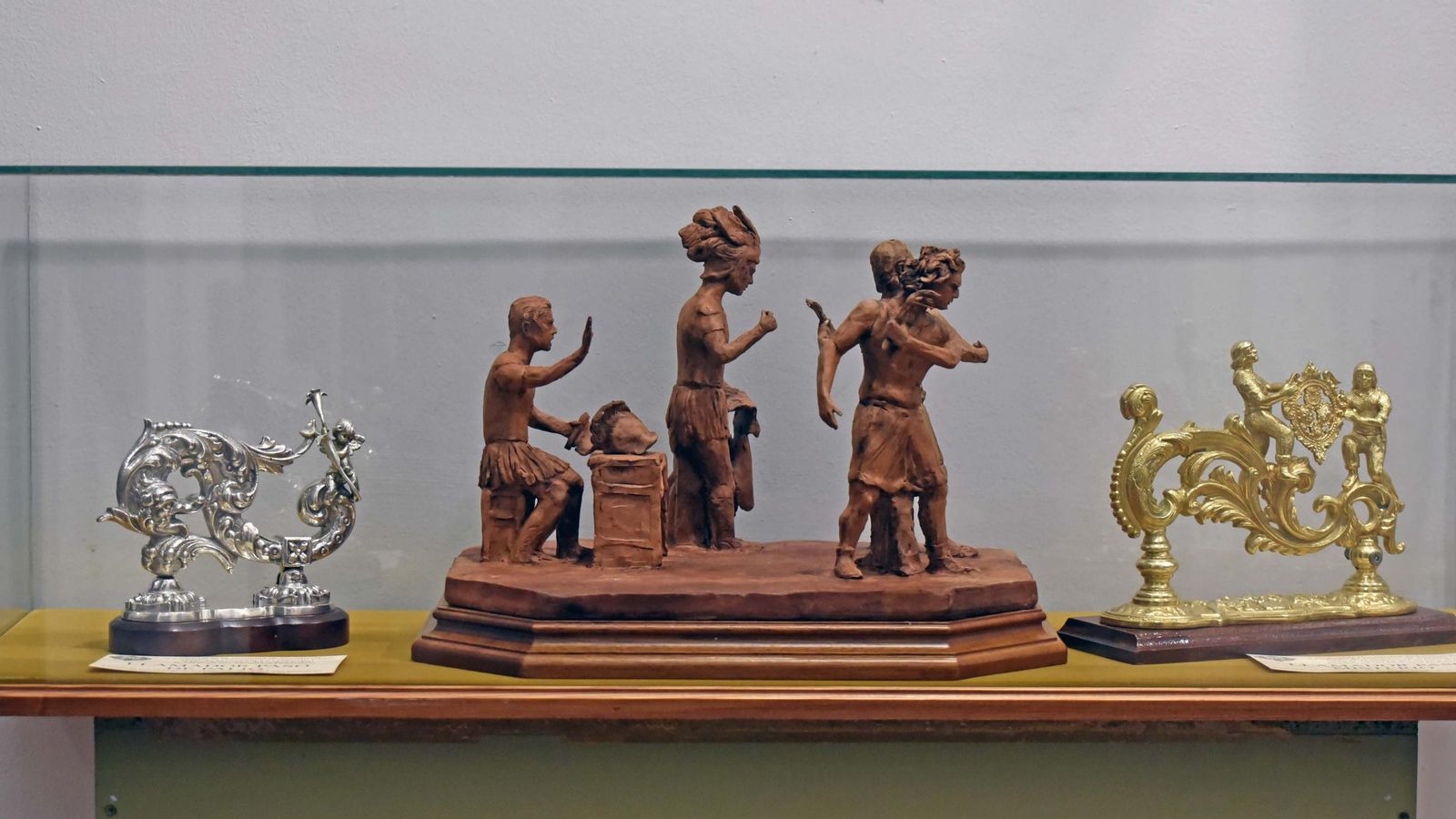 Figuras y llamadores en una exposición de enseres cofrades en La Línea.
