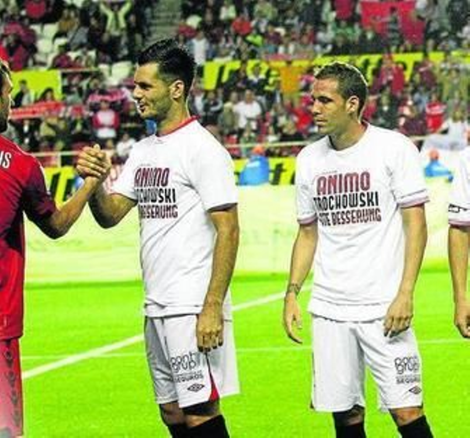Spahic y Fernando Navarro, con la camiseta de apoyo a Trochowski.