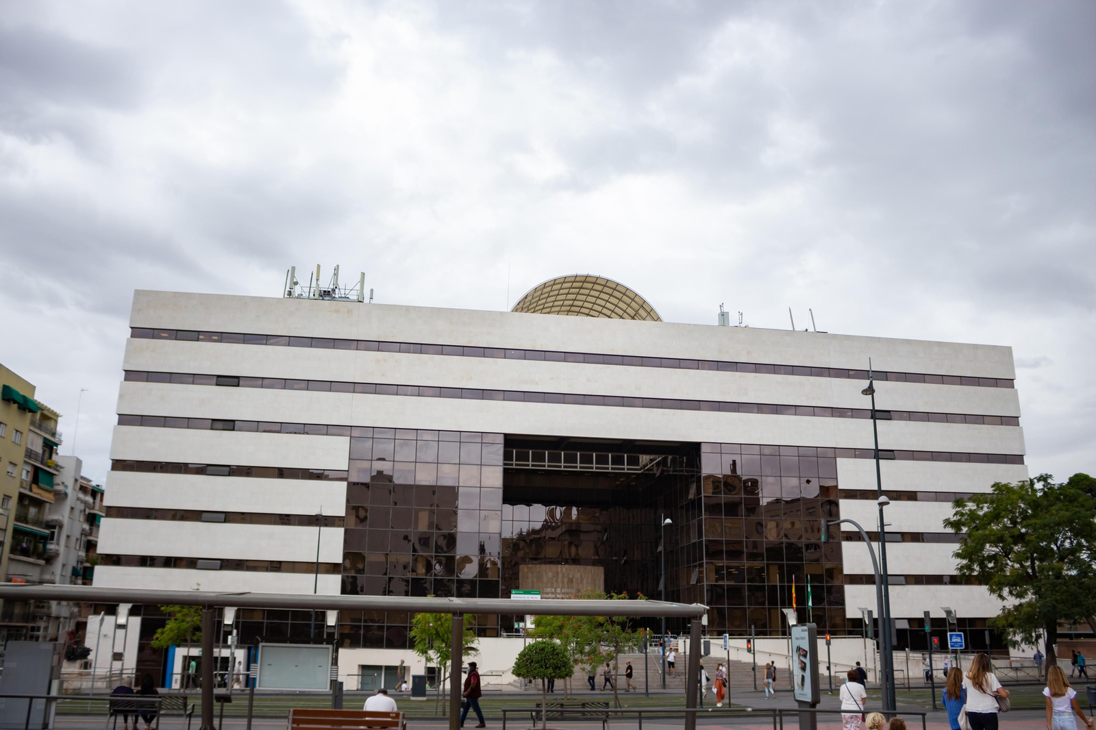 Fachada principal de los Juzgados de Granada.