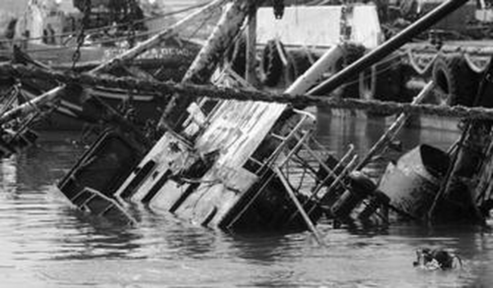 Un buzo asiste al rescate del 'Menavaa 1' que ya se halla más a flote tras la intervención de las grúas.