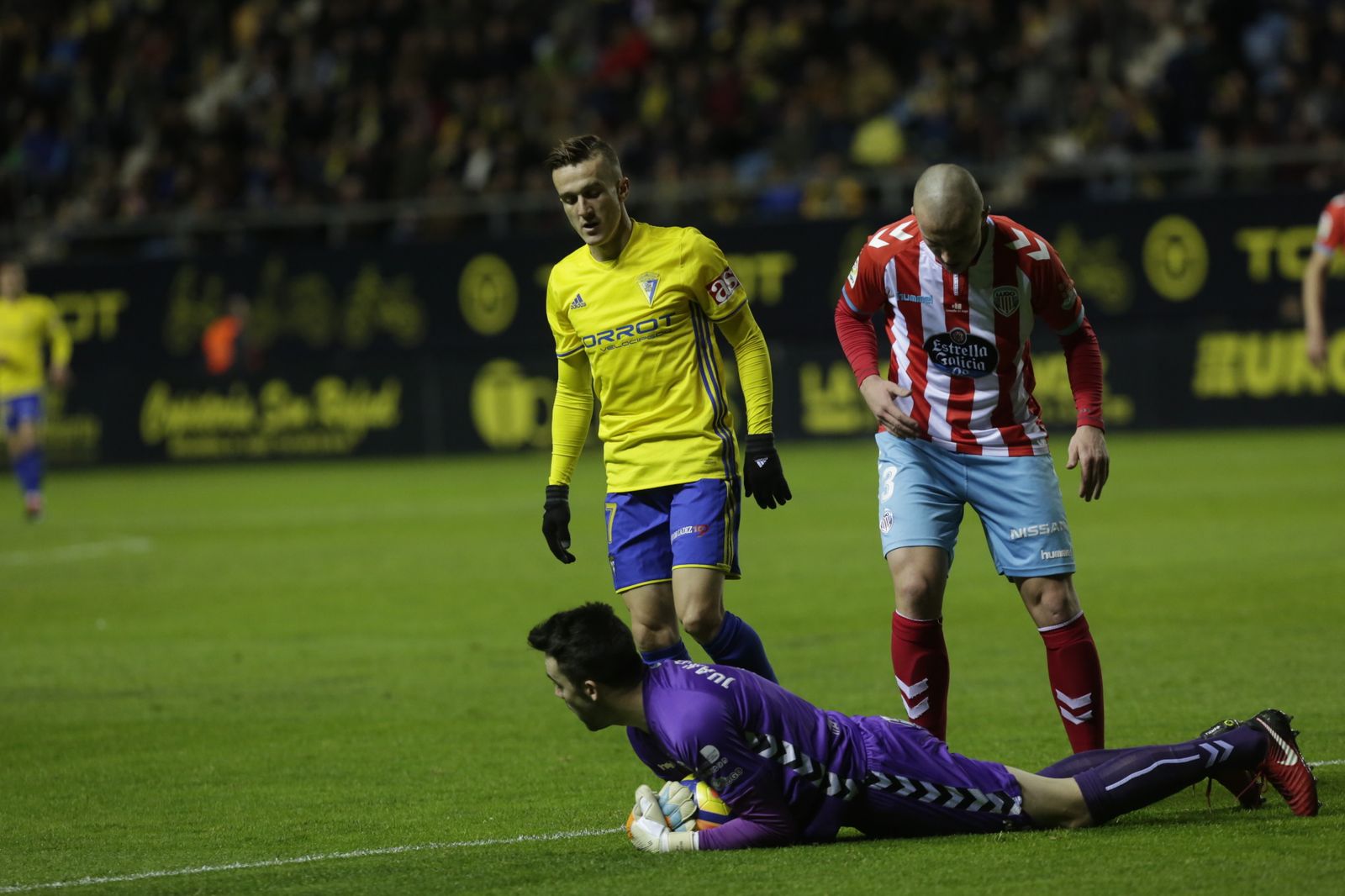 Salvi, ante el portero del Lugo Juan Carlos en uno de los duelos del pasado curso.