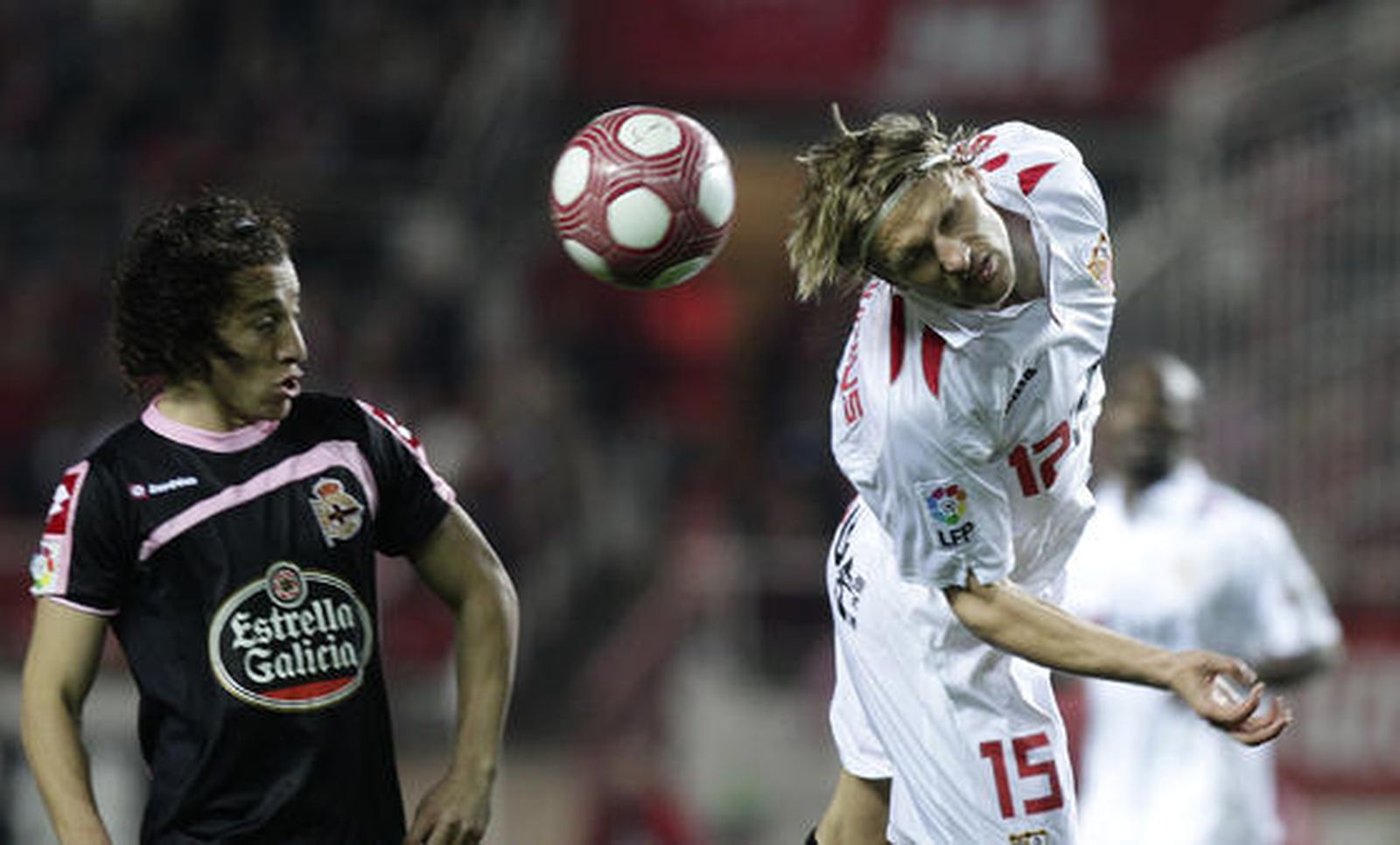 El Sevilla deja escapar otros dos puntos en su casa ante el Dépor y ya acumula 16 puntos perdidos en casa. / Antonio Pizarro