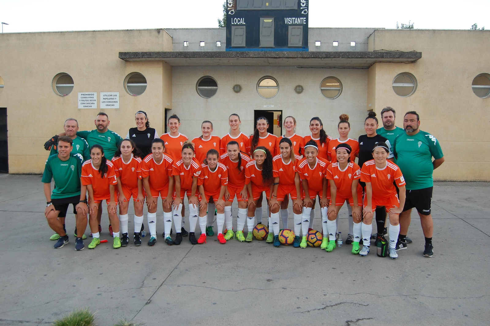 Plantilla del Córdoba Femenino en un partido reciente, con Manuel Agudo y Antonio Serrano.
