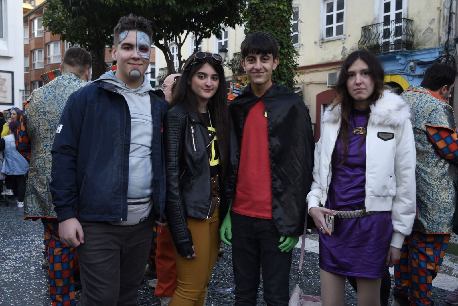 Búscate en las fotos de la fiesta en la calle del sábado en el Carnaval de la Concha Fina de La Línea