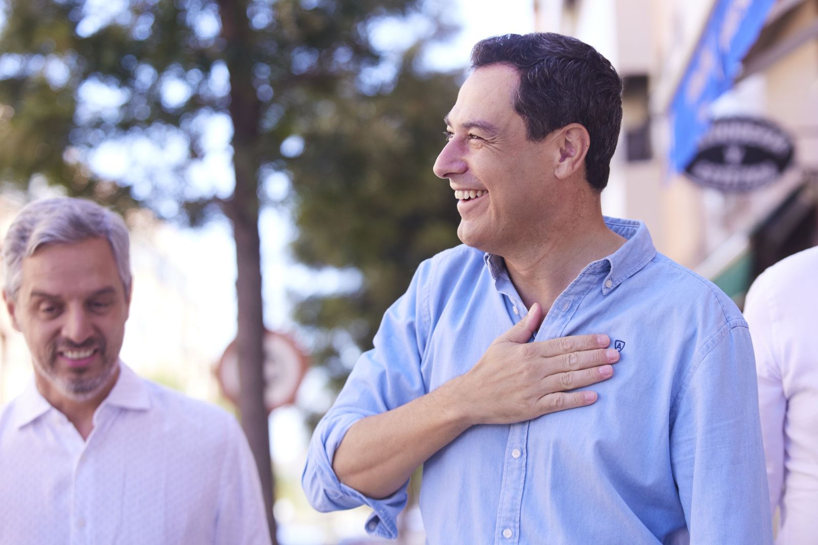 Juanma Moreno, acompañado de Juan Bravo, en Dos Hermanas.