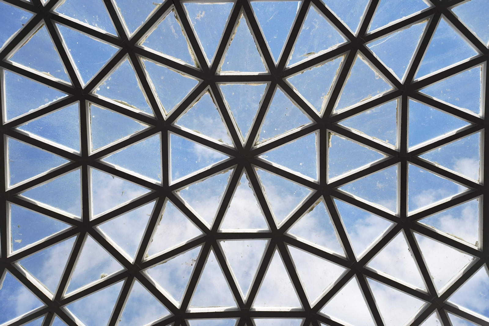 La famosa rejilla del óculo central del mercado de Algeciras.