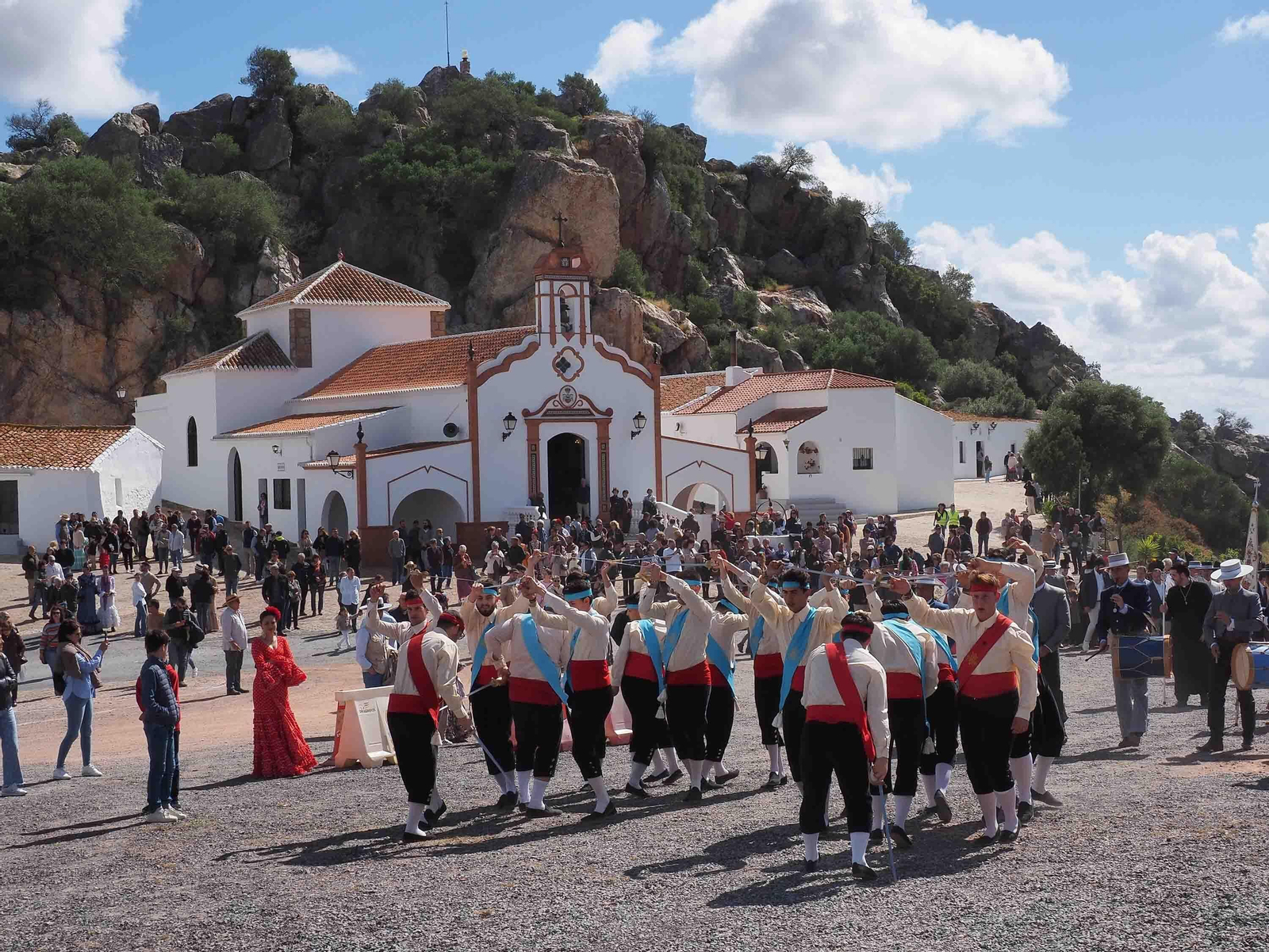No te pierdas las espectaculares fotografías de la Romería de la Peña, en Puebla de Guzmán